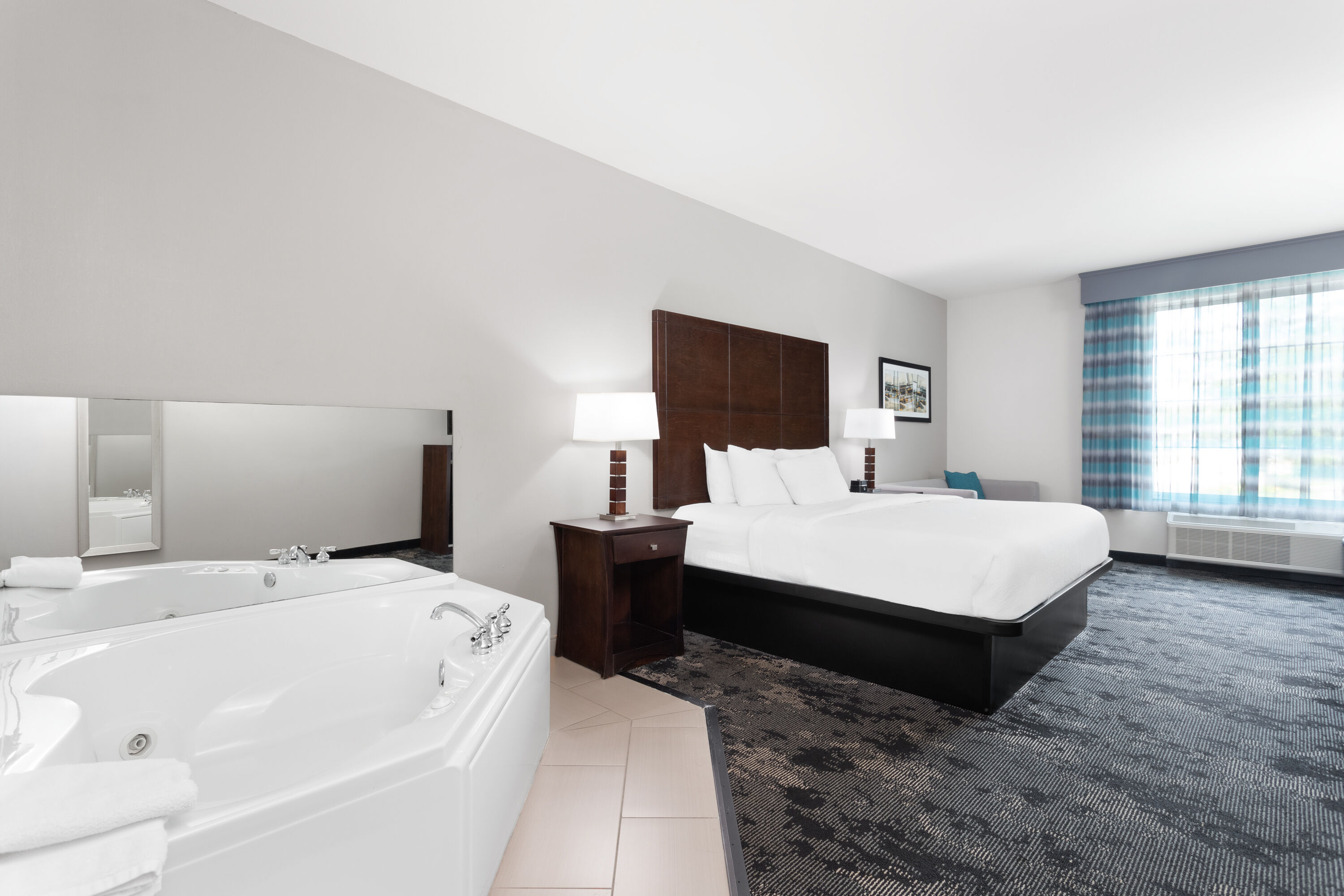 La Quinta Inn & Suites by Wyndham Columbus - Edinburgh hot tub suite in Columbus, Indiana