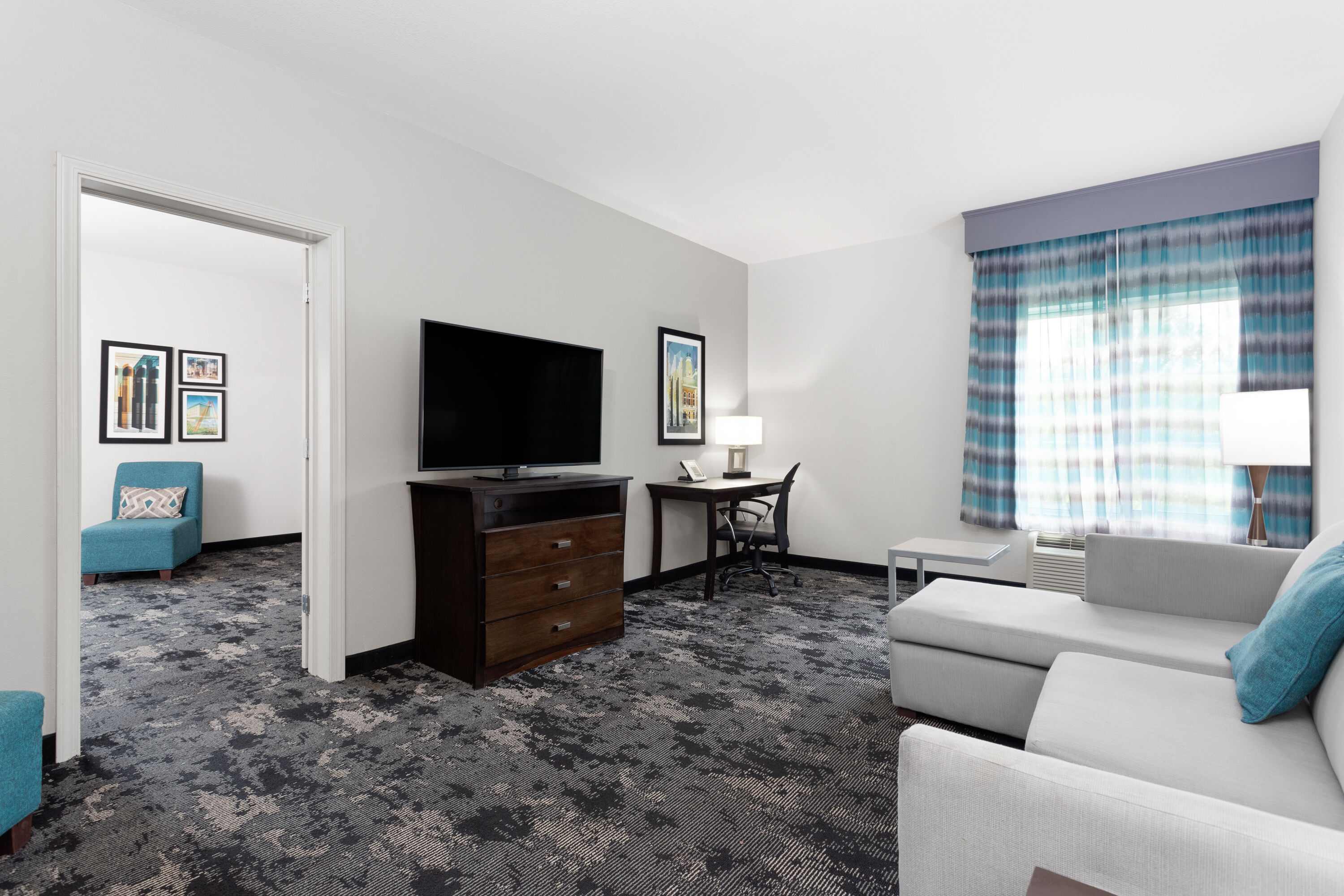 La Quinta Inn & Suites by Wyndham Columbus - Edinburgh suite in Columbus, Indiana