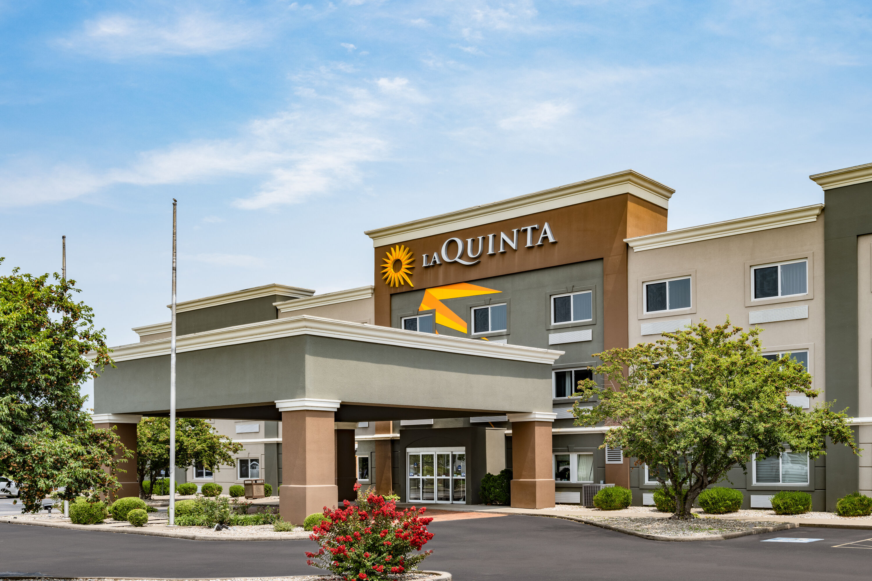 Exterior of La Quinta Inn & Suites by Wyndham Evansville hotel in Evansville, Indiana