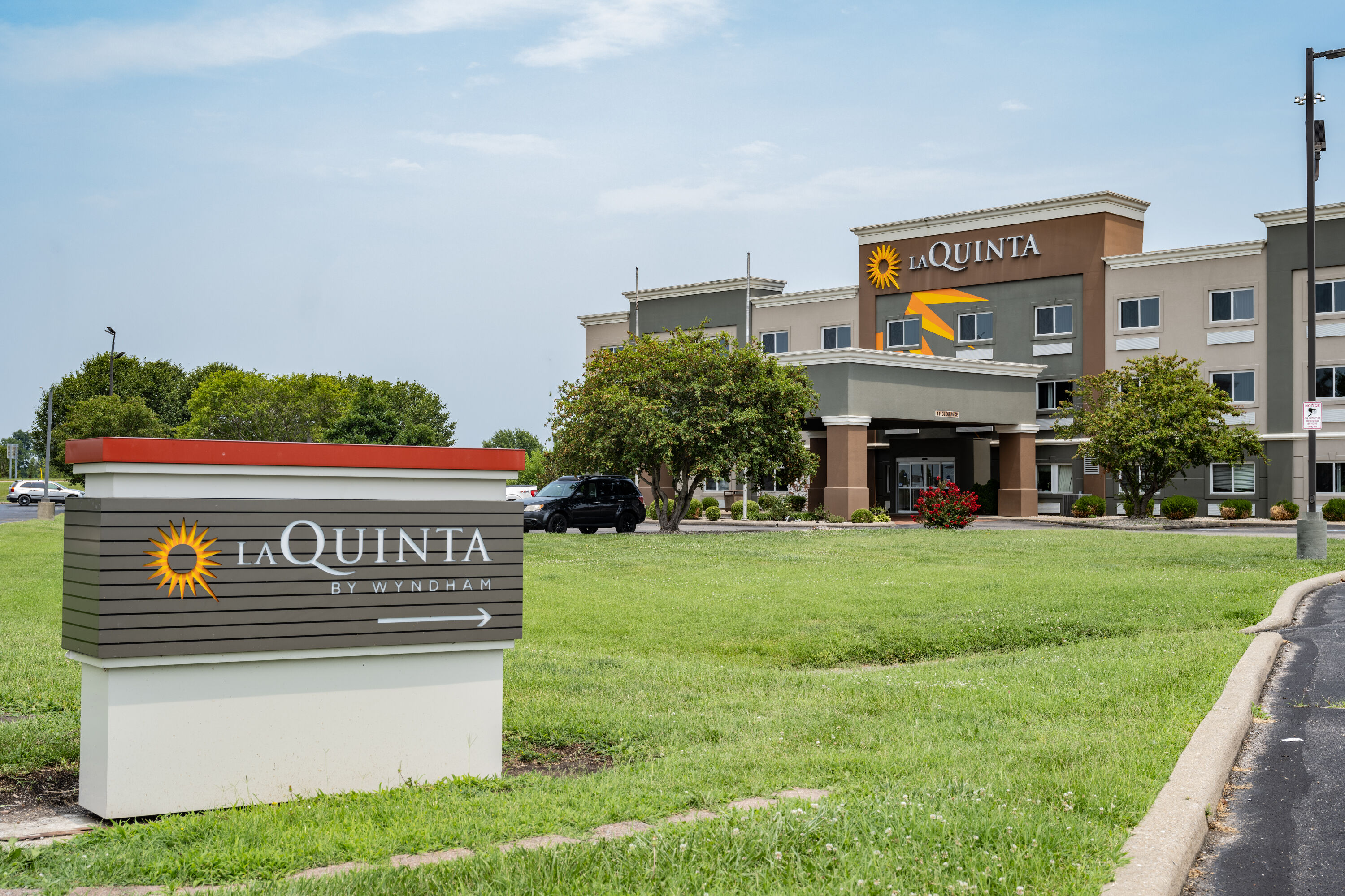 Exterior of La Quinta Inn & Suites by Wyndham Evansville hotel in Evansville, Indiana