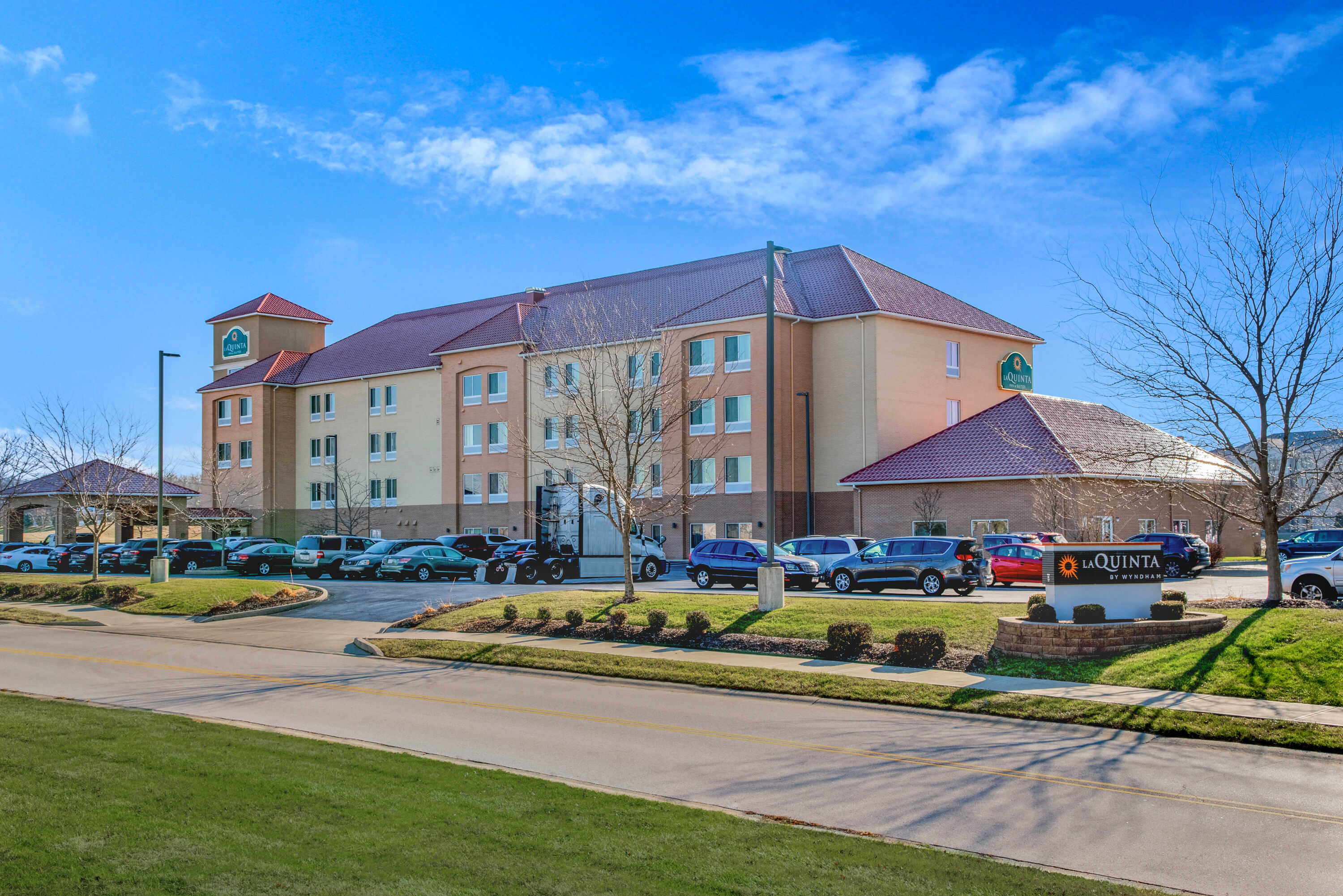 Exterior Day Image of La Quinta by Wyndham Indianapolis Airport Plainfield hotel in Plainfield, Indiana
