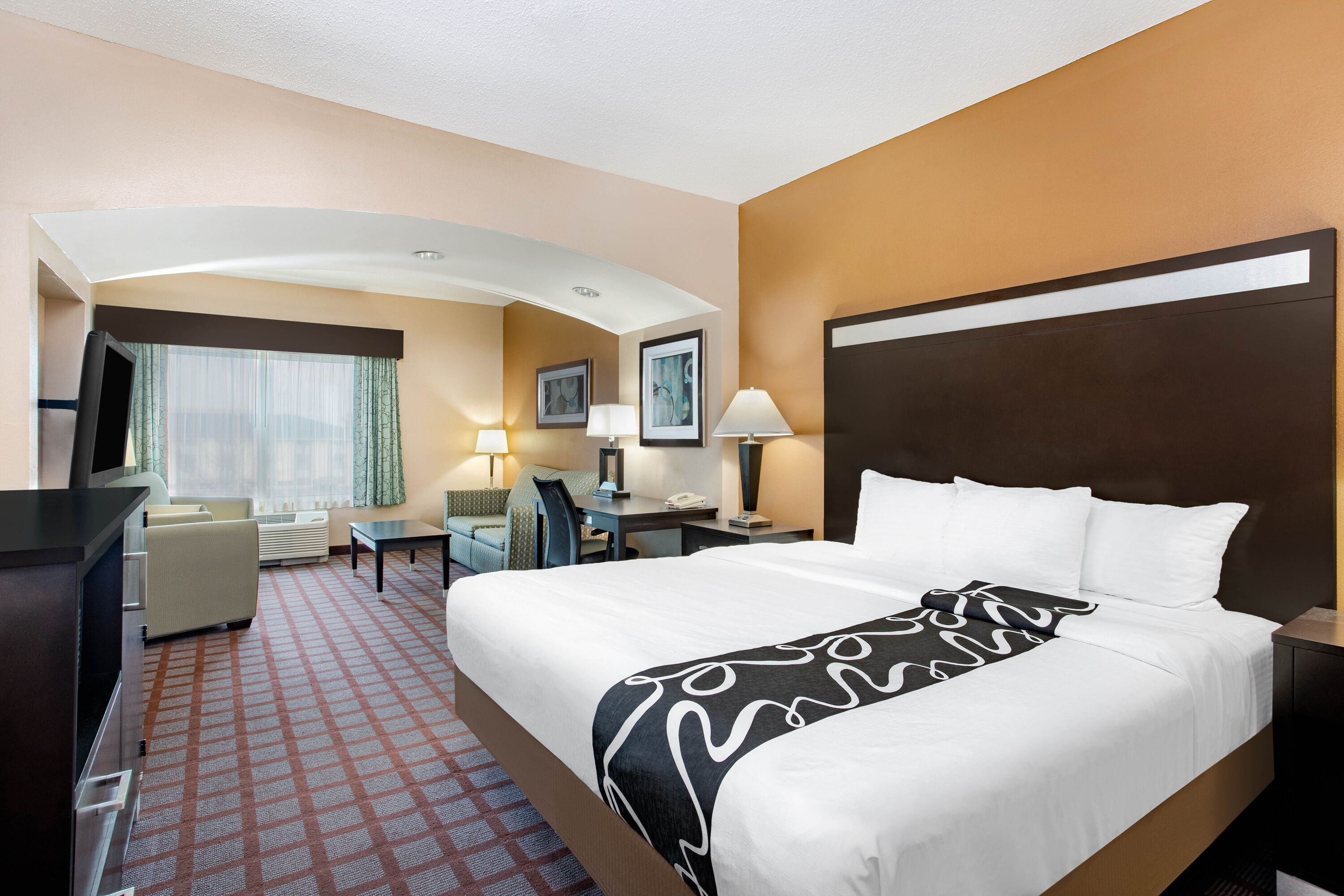La Quinta by Wyndham Indianapolis Airport Plainfield suite in Plainfield, Indiana