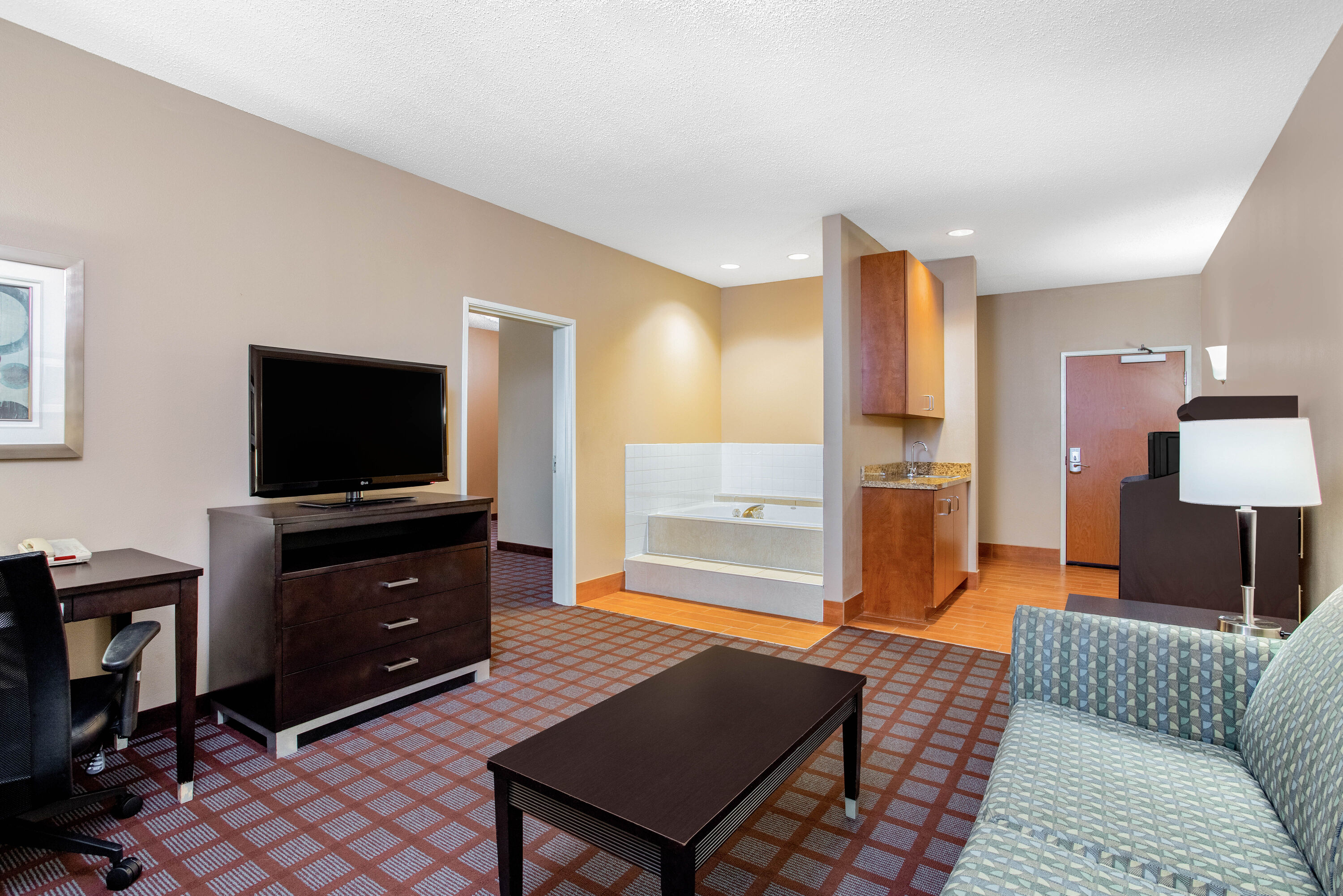 La Quinta by Wyndham Indianapolis Airport Plainfield suite in Plainfield, Indiana