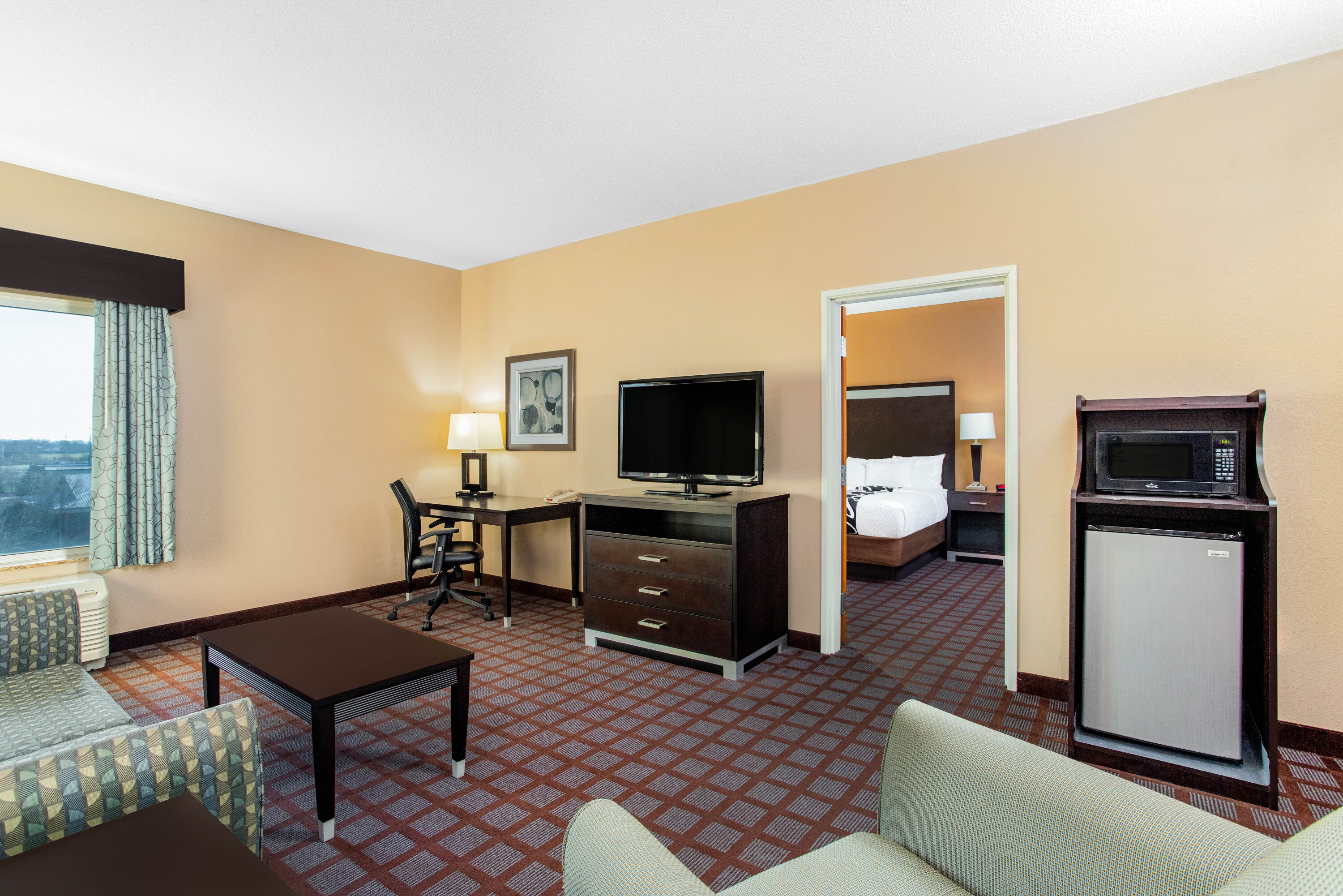 La Quinta by Wyndham Indianapolis Airport Plainfield suite in Plainfield, Indiana