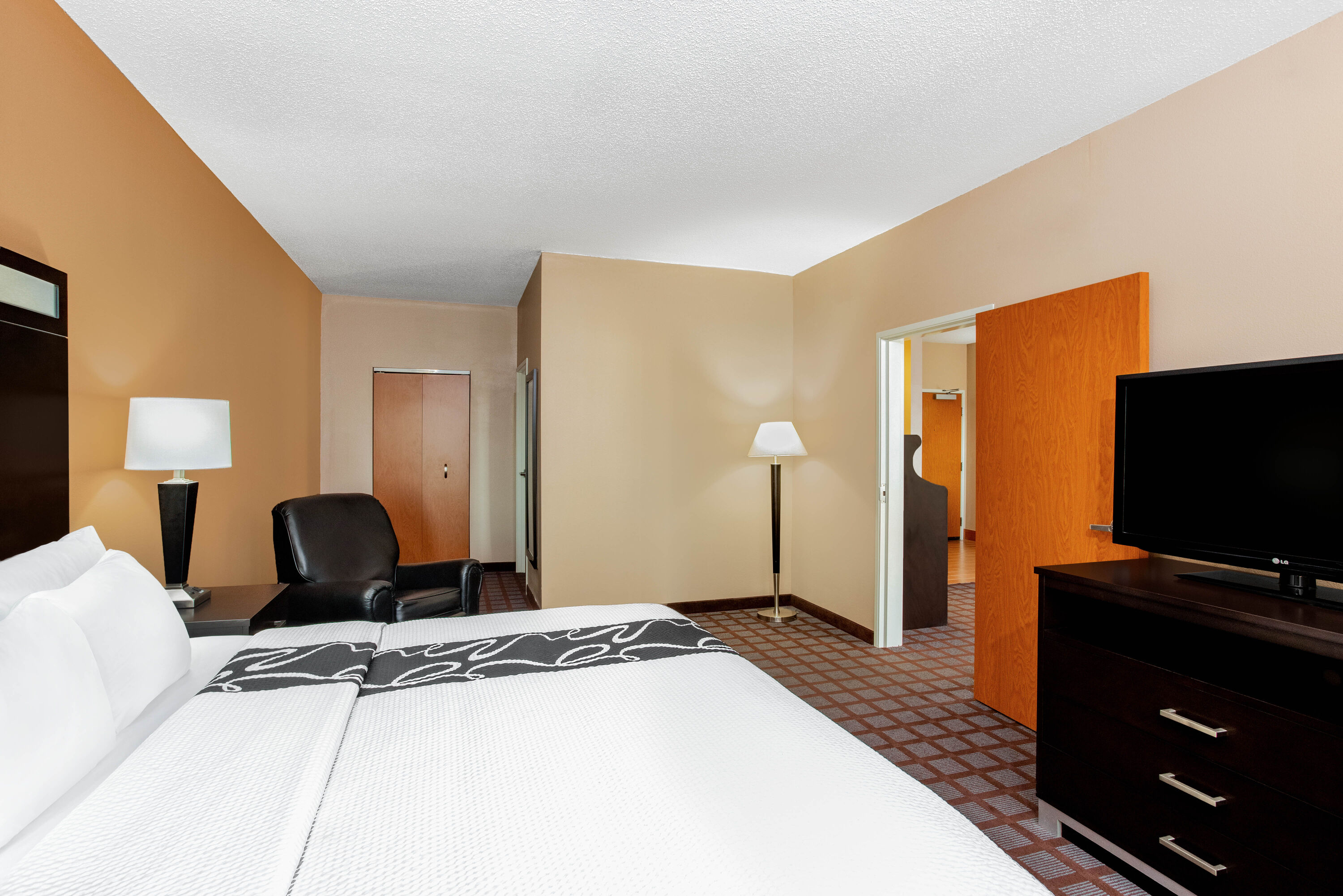 La Quinta by Wyndham Indianapolis Airport Plainfield suite in Plainfield, Indiana