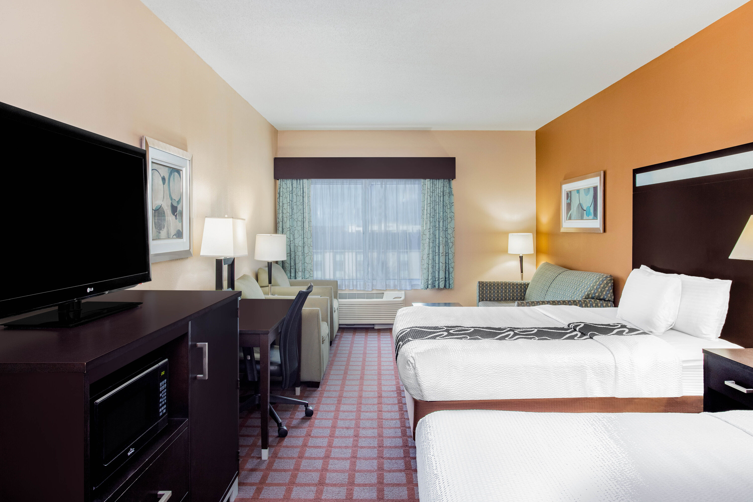 La Quinta by Wyndham Indianapolis Airport Plainfield suite in Plainfield, Indiana
