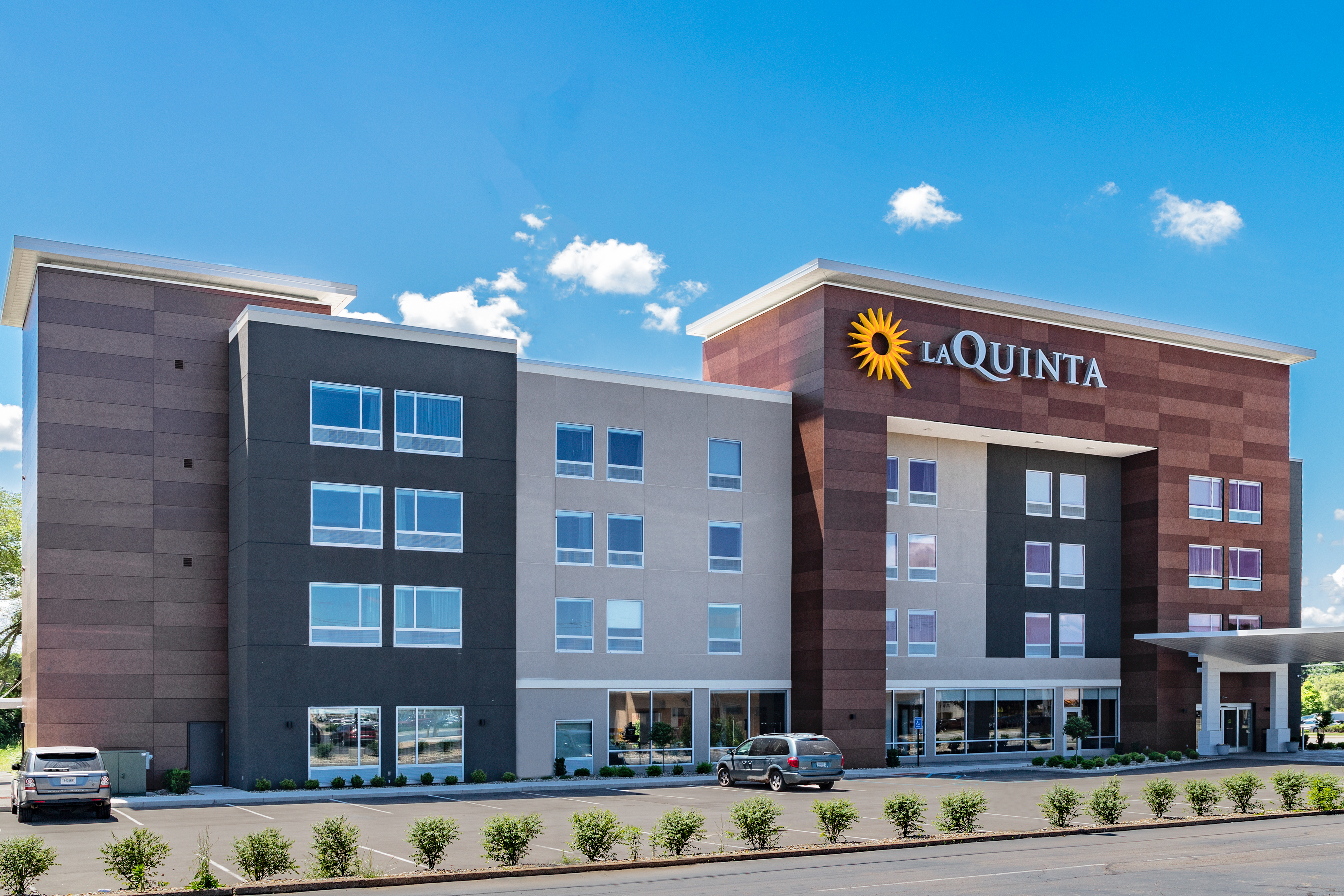 Exterior of LaQuinta Suites by Wyndham South Bend Notre Dame Area hotel in South Bend, Indiana