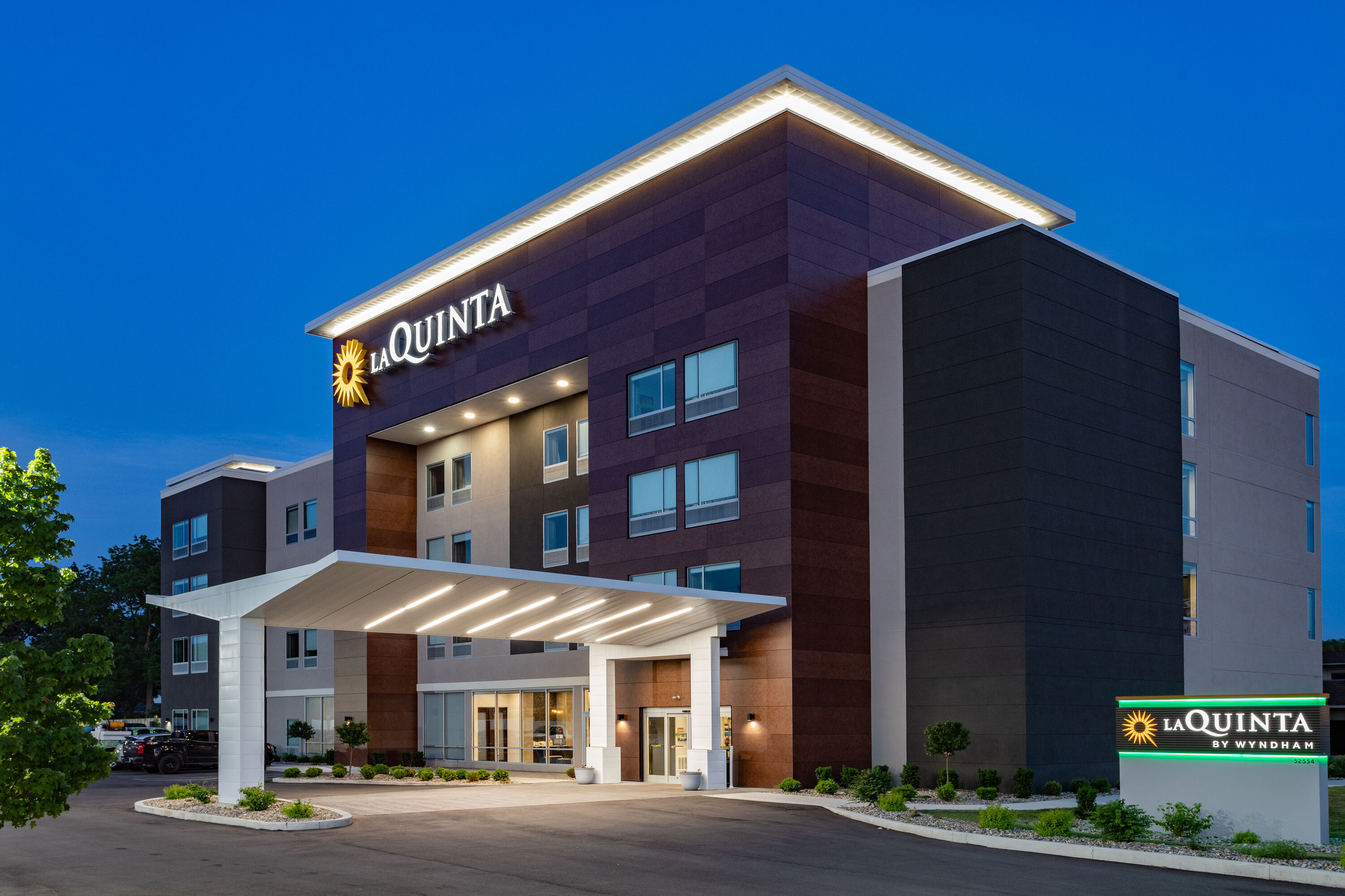 Exterior of LaQuinta Suites by Wyndham South Bend Notre Dame Area hotel in South Bend, Indiana
