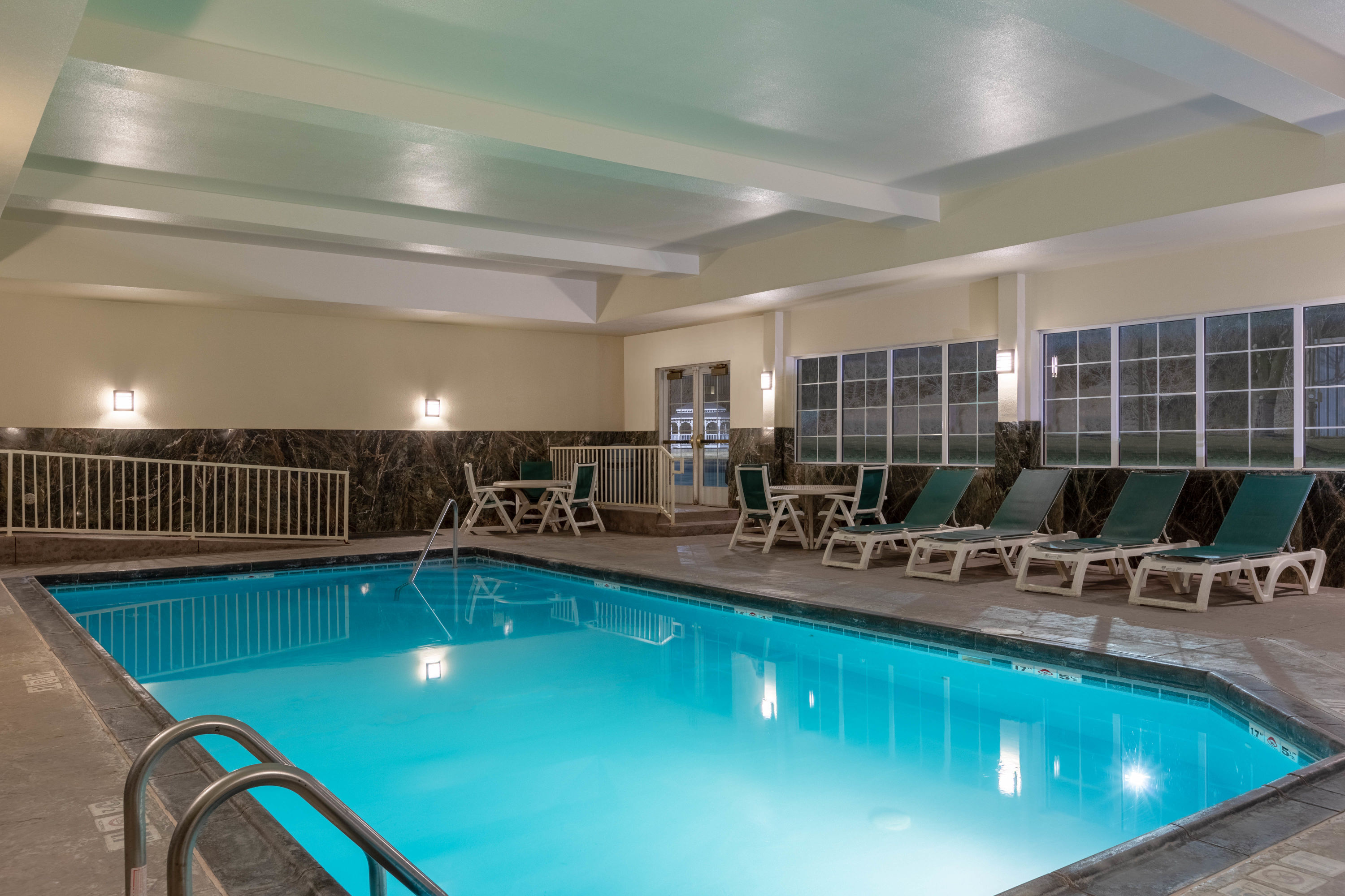 hotels in dodge city ks with indoor pool