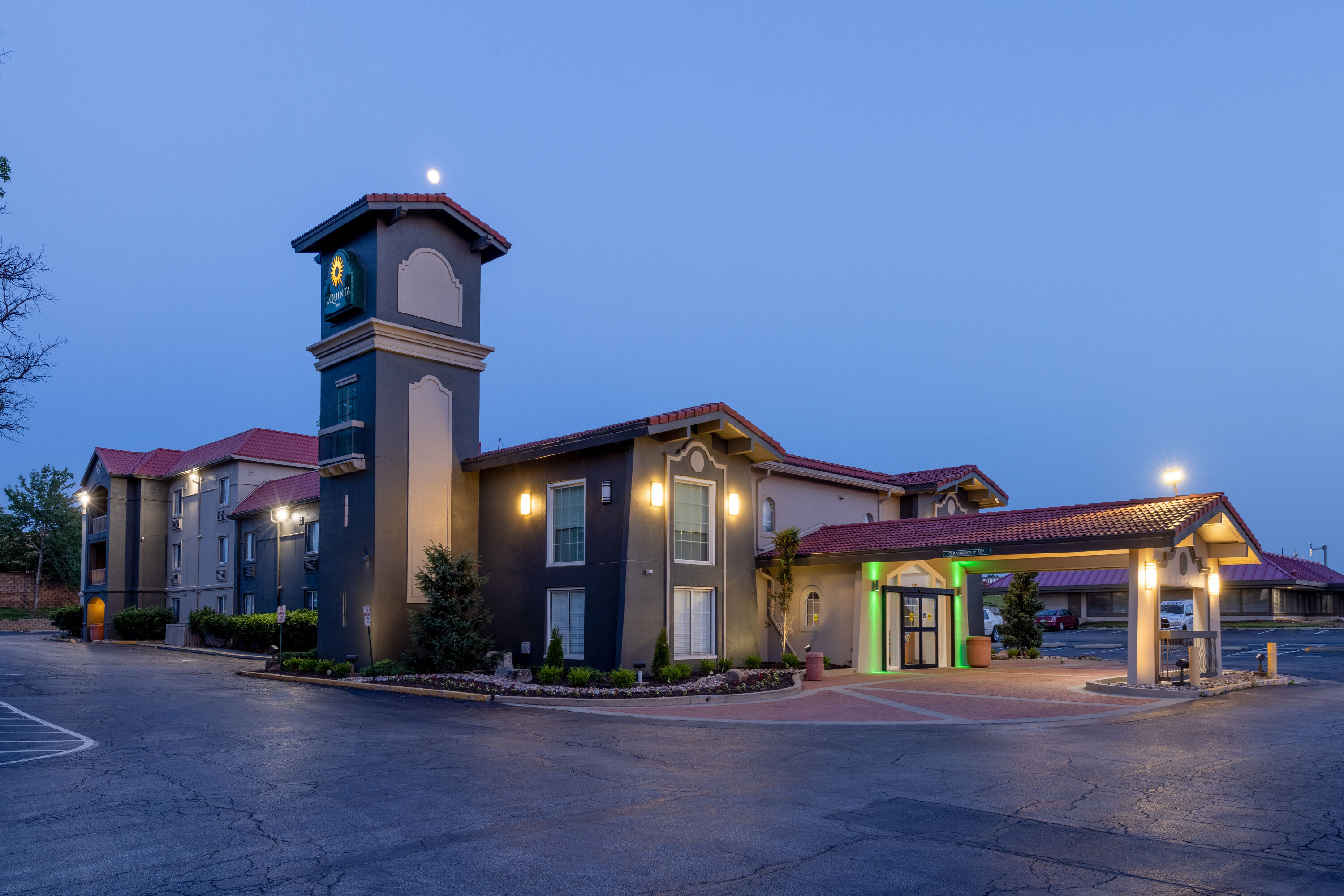 Exterior of La Quinta Inn by Wyndham Kansas City Lenexa hotel in Lenexa, Kansas