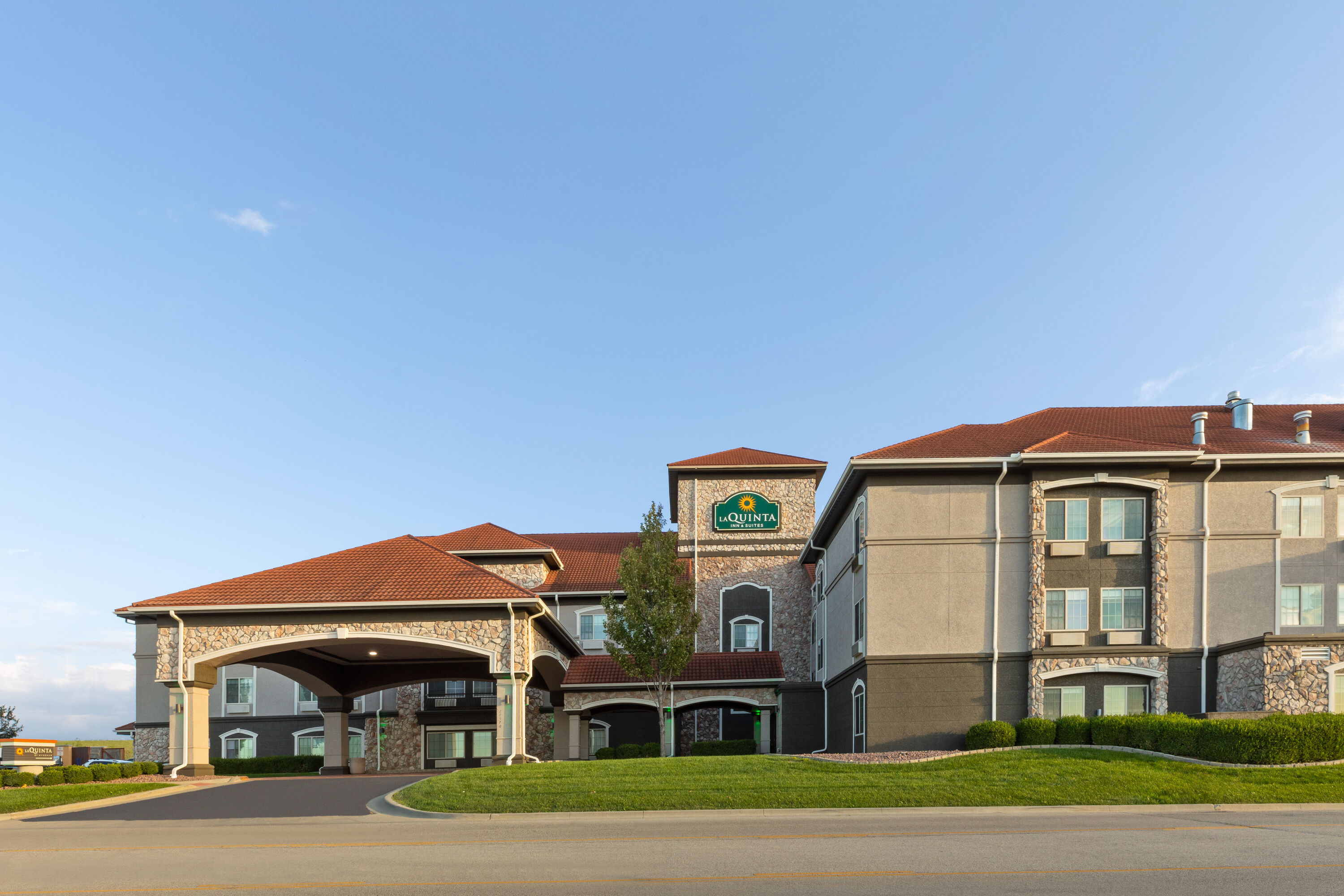 Exterior Day Image of La Quinta Inn & Suites by Wyndham Olathe hotel in Olathe, Kansas