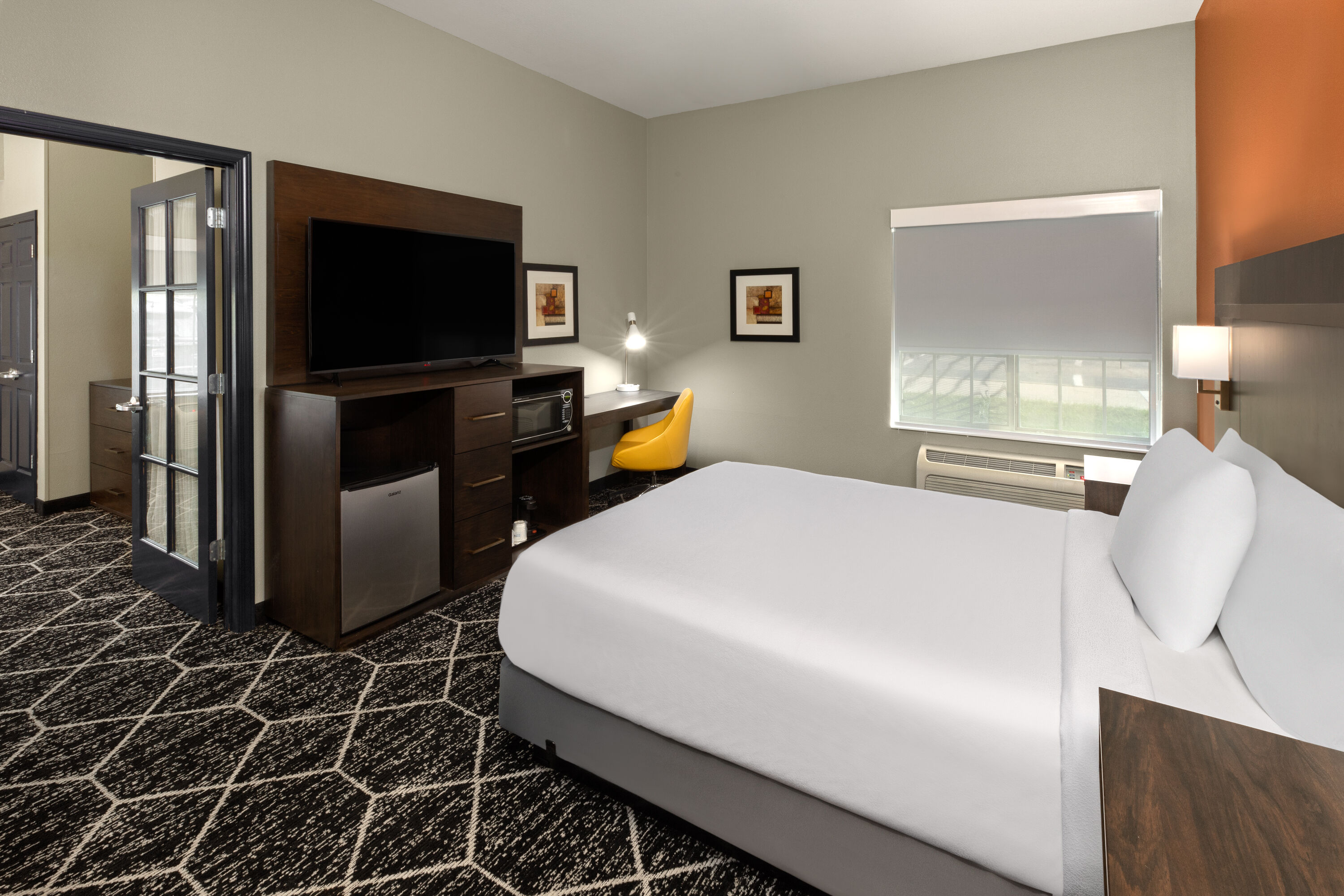 La Quinta Inn & Suites by Wyndham Olathe suite in Olathe, Kansas