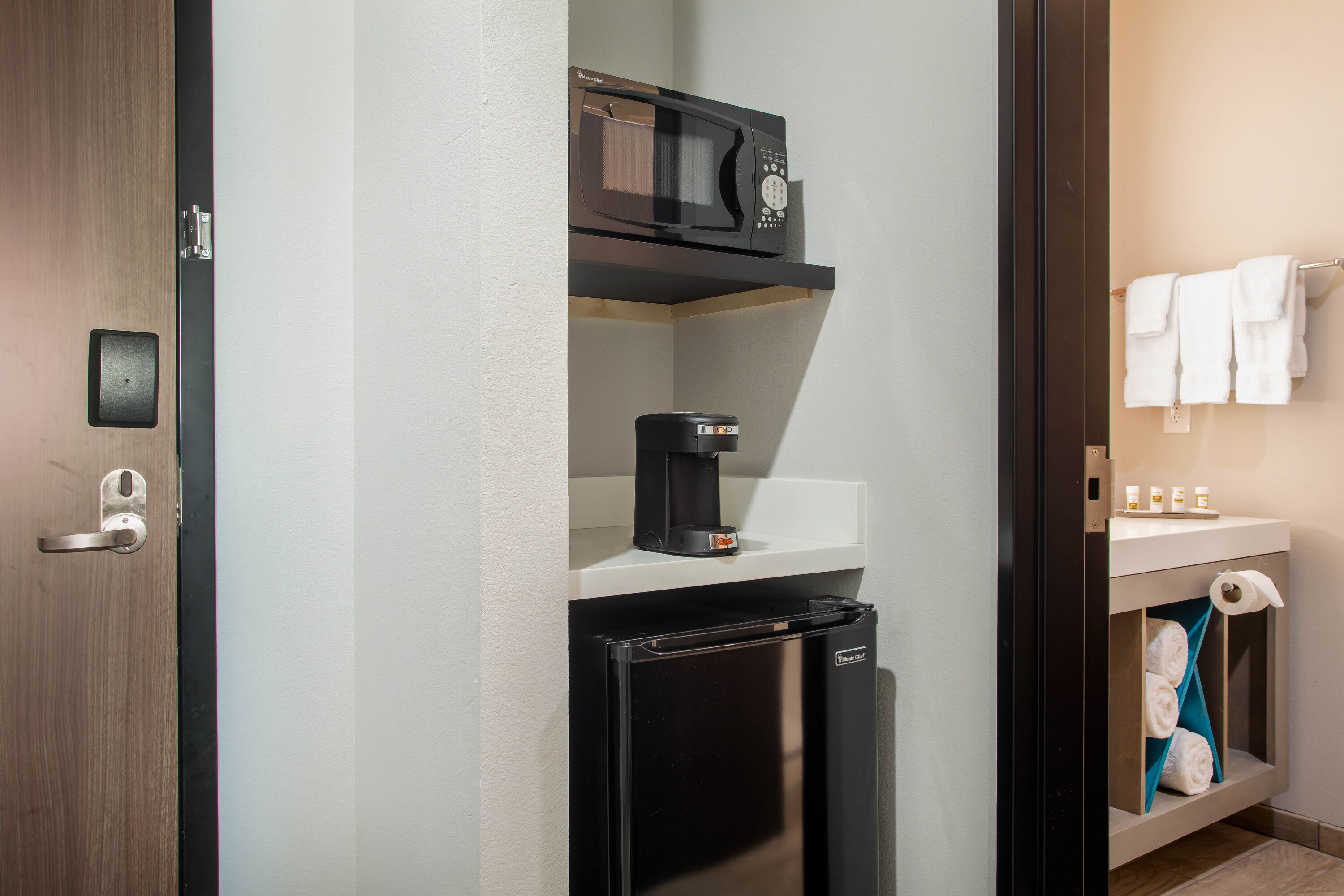 Guest room feature at the La Quinta Inn & Suites by Wyndham Pittsburg in Pittsburg, Kansas