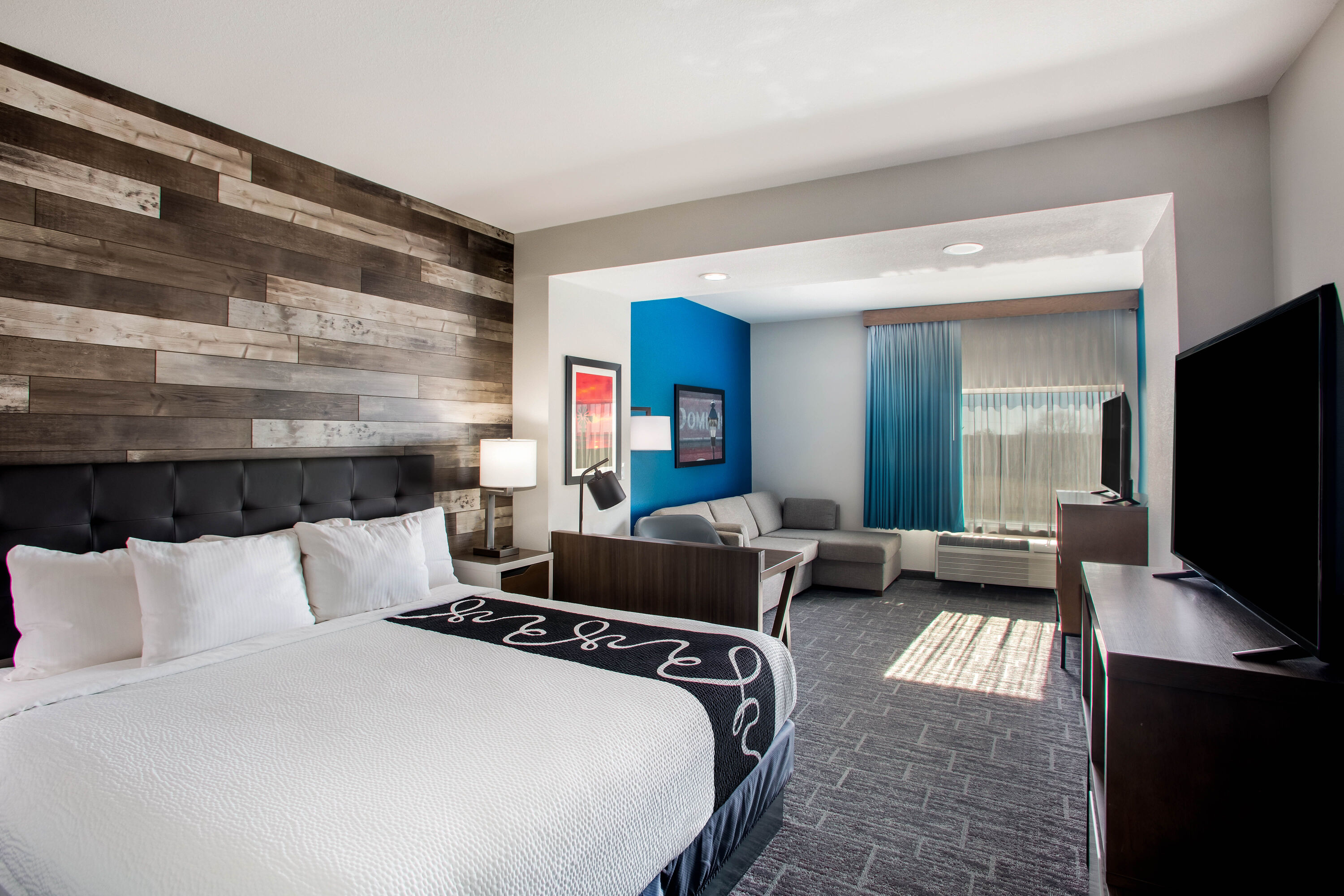 La Quinta Inn & Suites by Wyndham Pittsburg suite in Pittsburg, Kansas