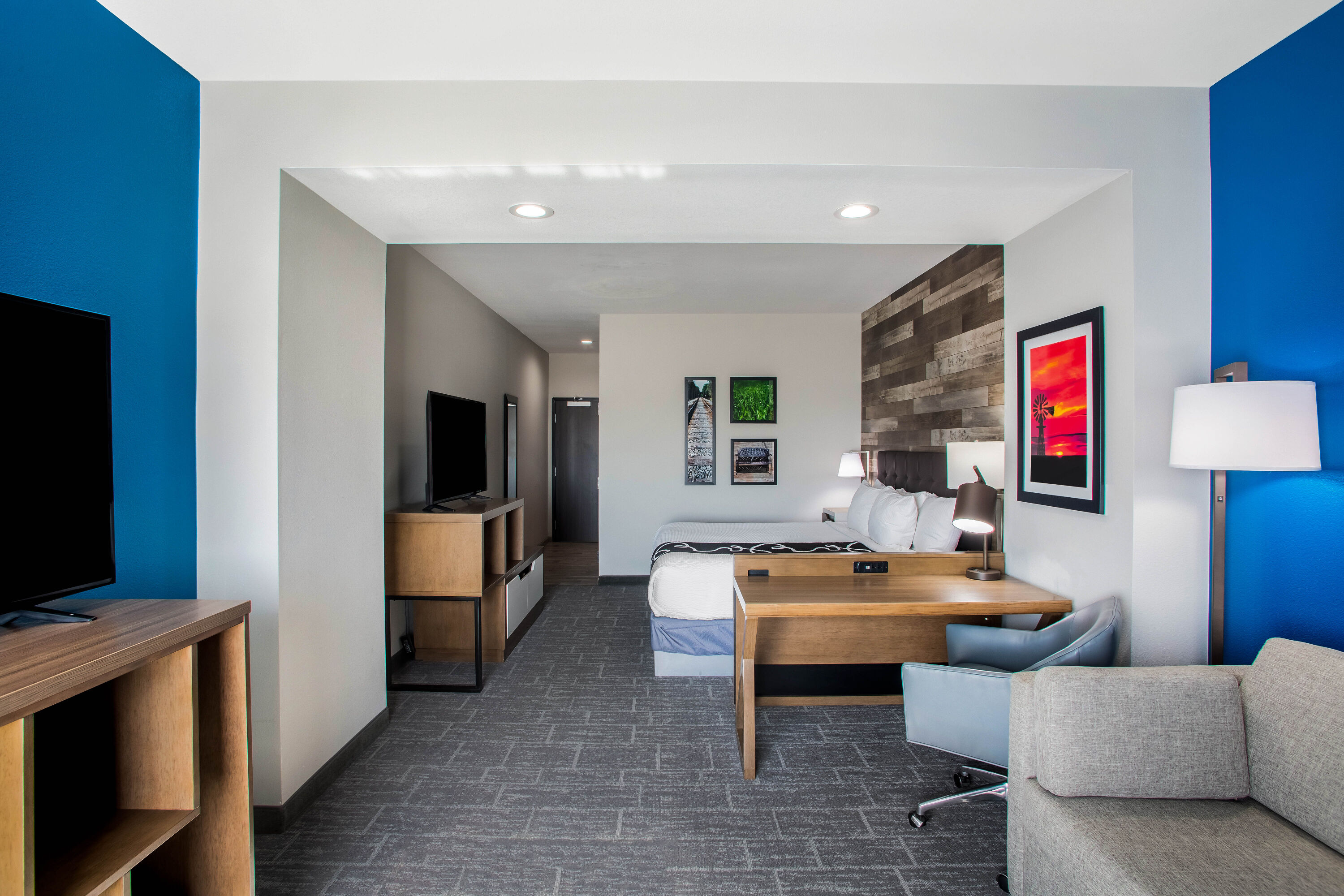 La Quinta Inn & Suites by Wyndham Pittsburg suite in Pittsburg, Kansas