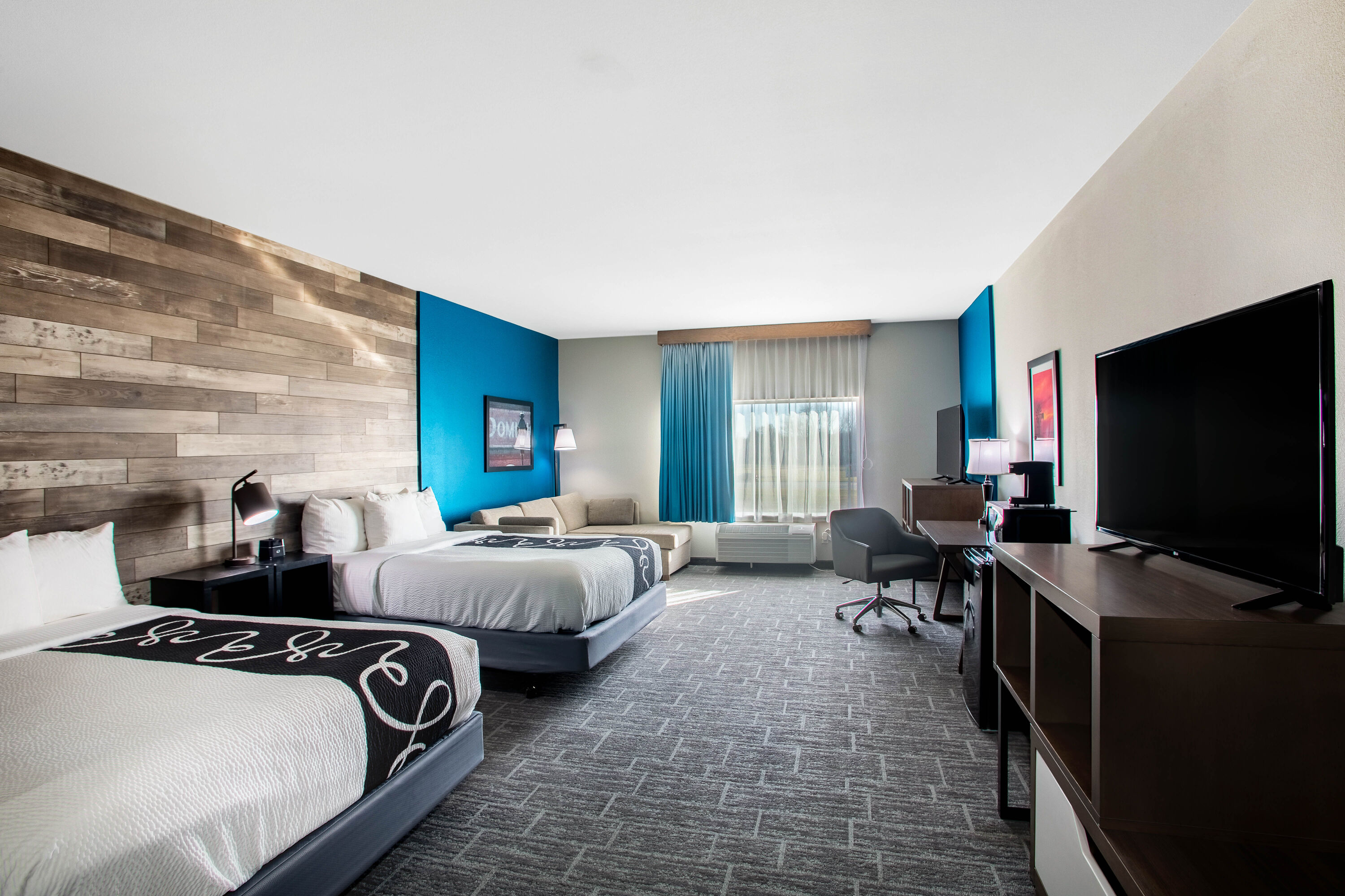 La Quinta Inn & Suites by Wyndham Pittsburg suite in Pittsburg, Kansas