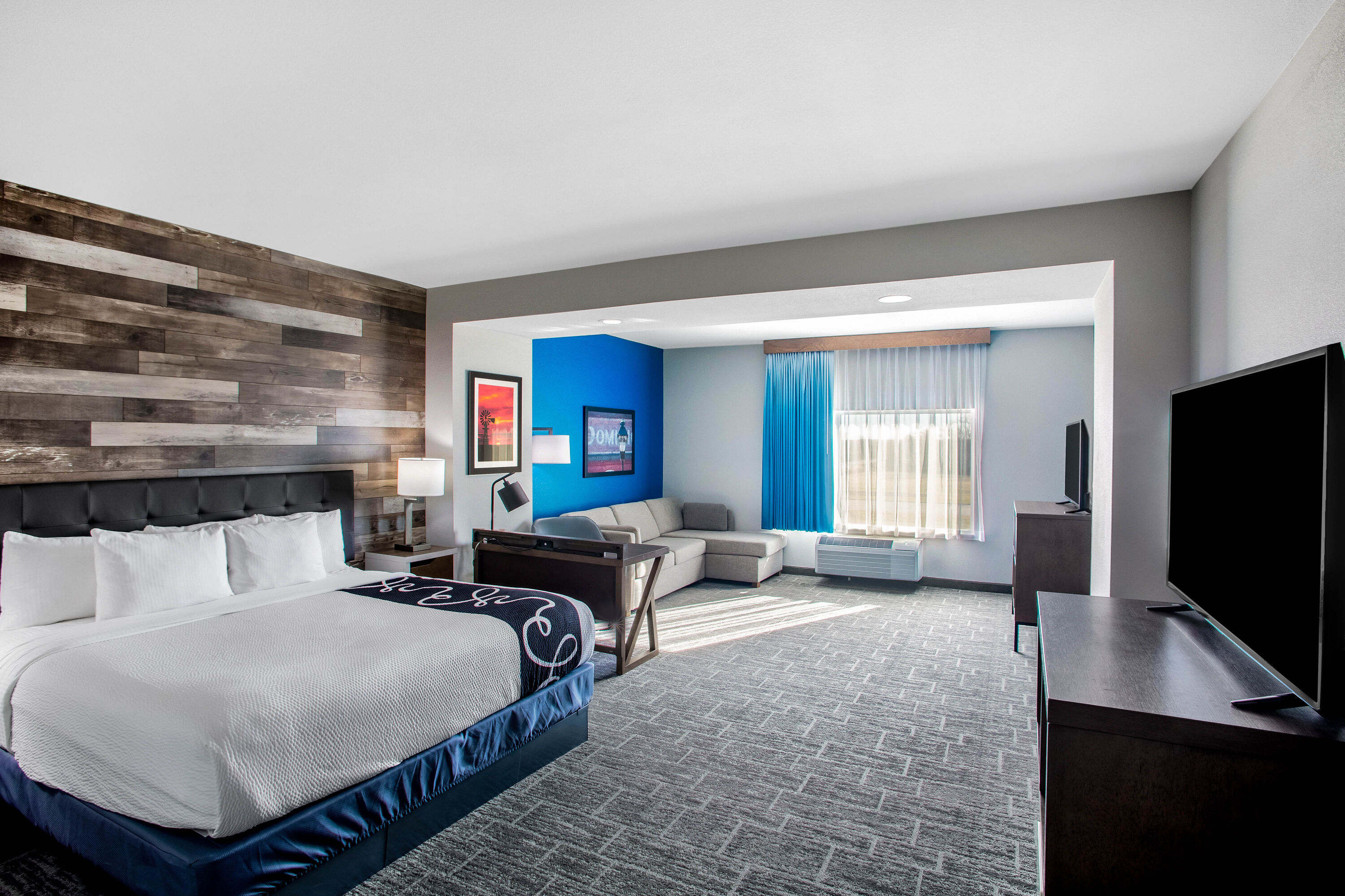 La Quinta Inn & Suites by Wyndham Pittsburg suite in Pittsburg, Kansas