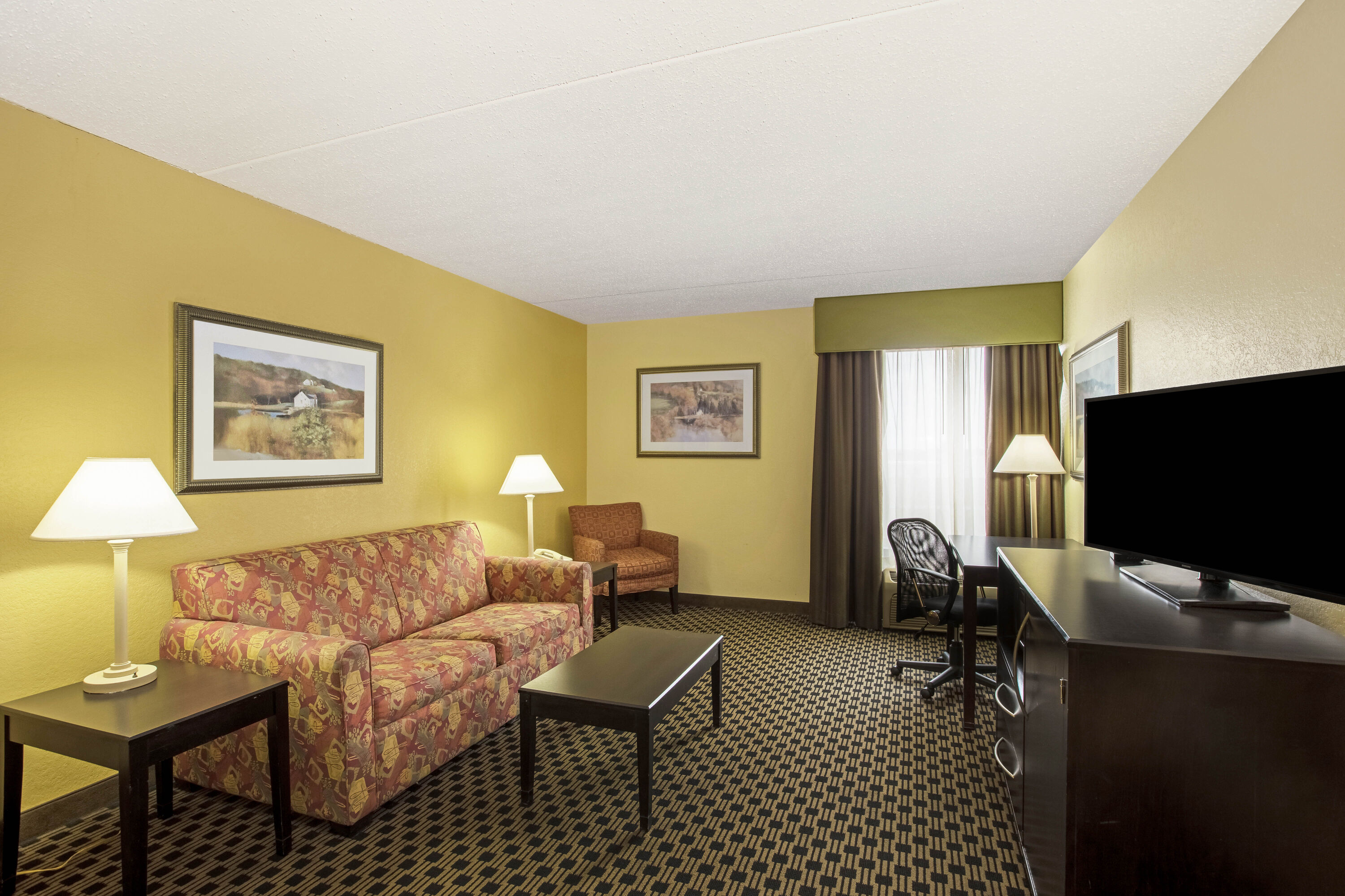 La Quinta Inn & Suites by Wyndham Salina suite in Salina, Kansas