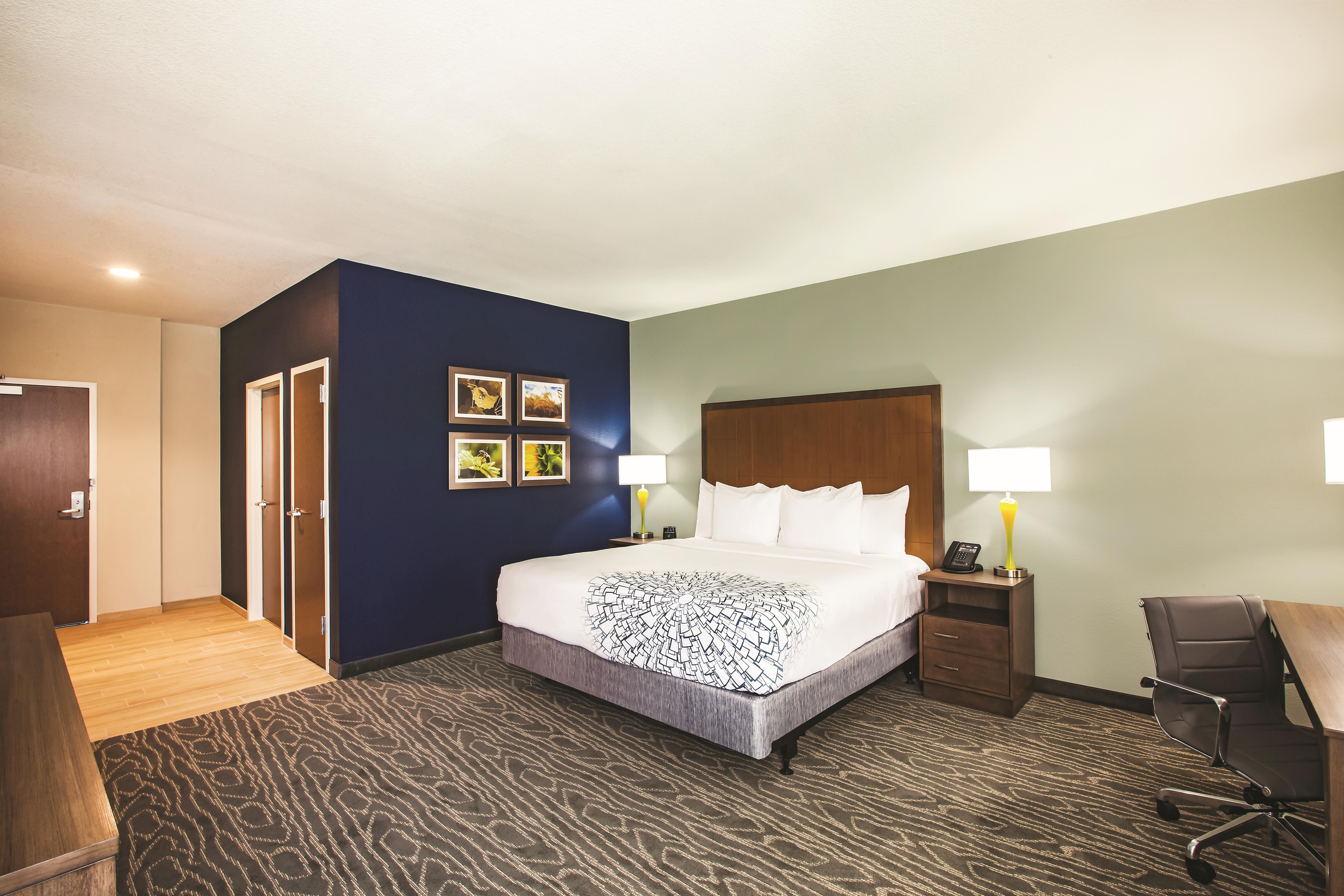 La Quinta Inn Amp Suites By Wyndham Wichita Northeast