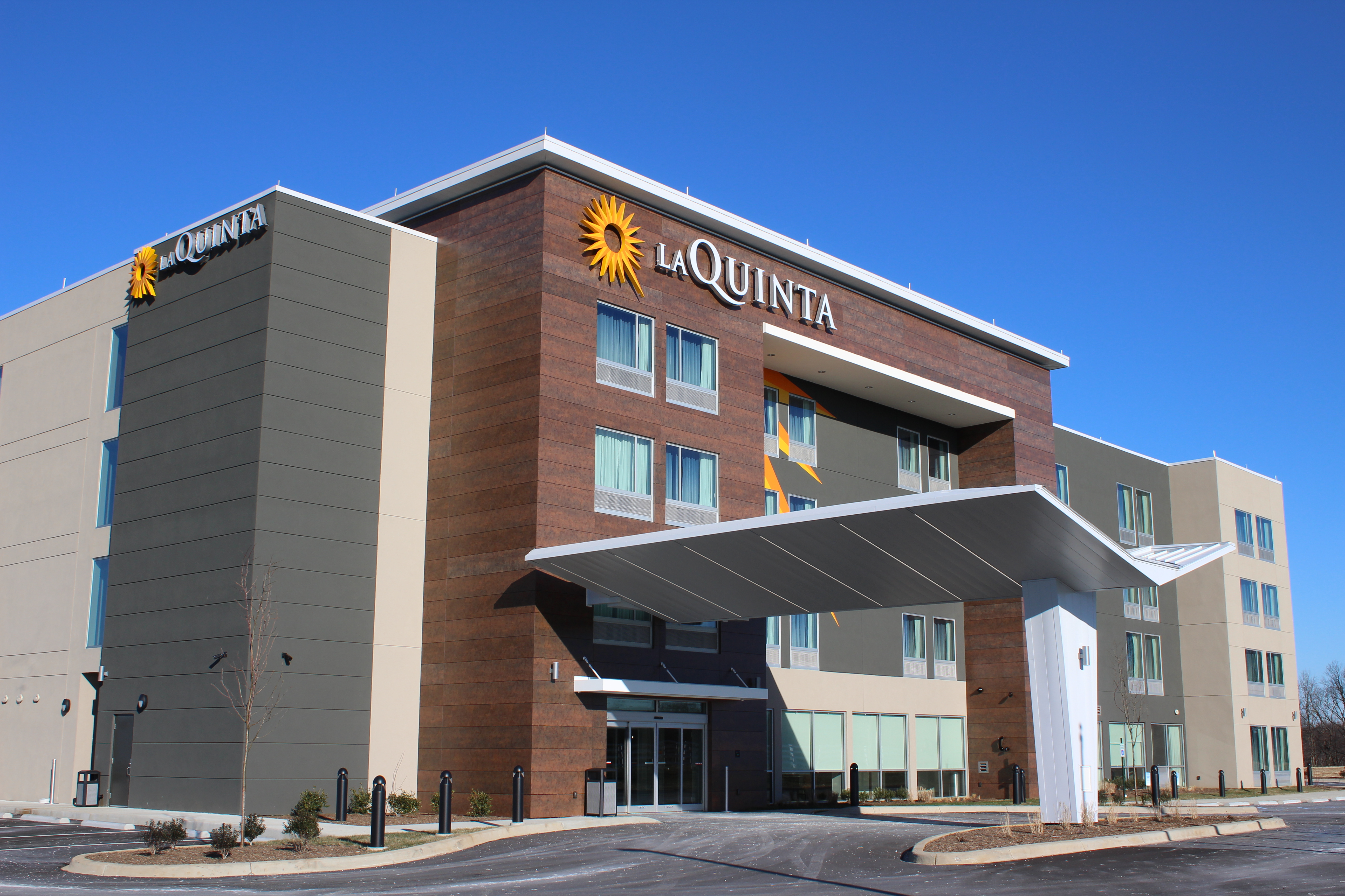 Exterior of La Quinta Inn & Suites by Wyndham Bardstown hotel in Bardstown, Kentucky