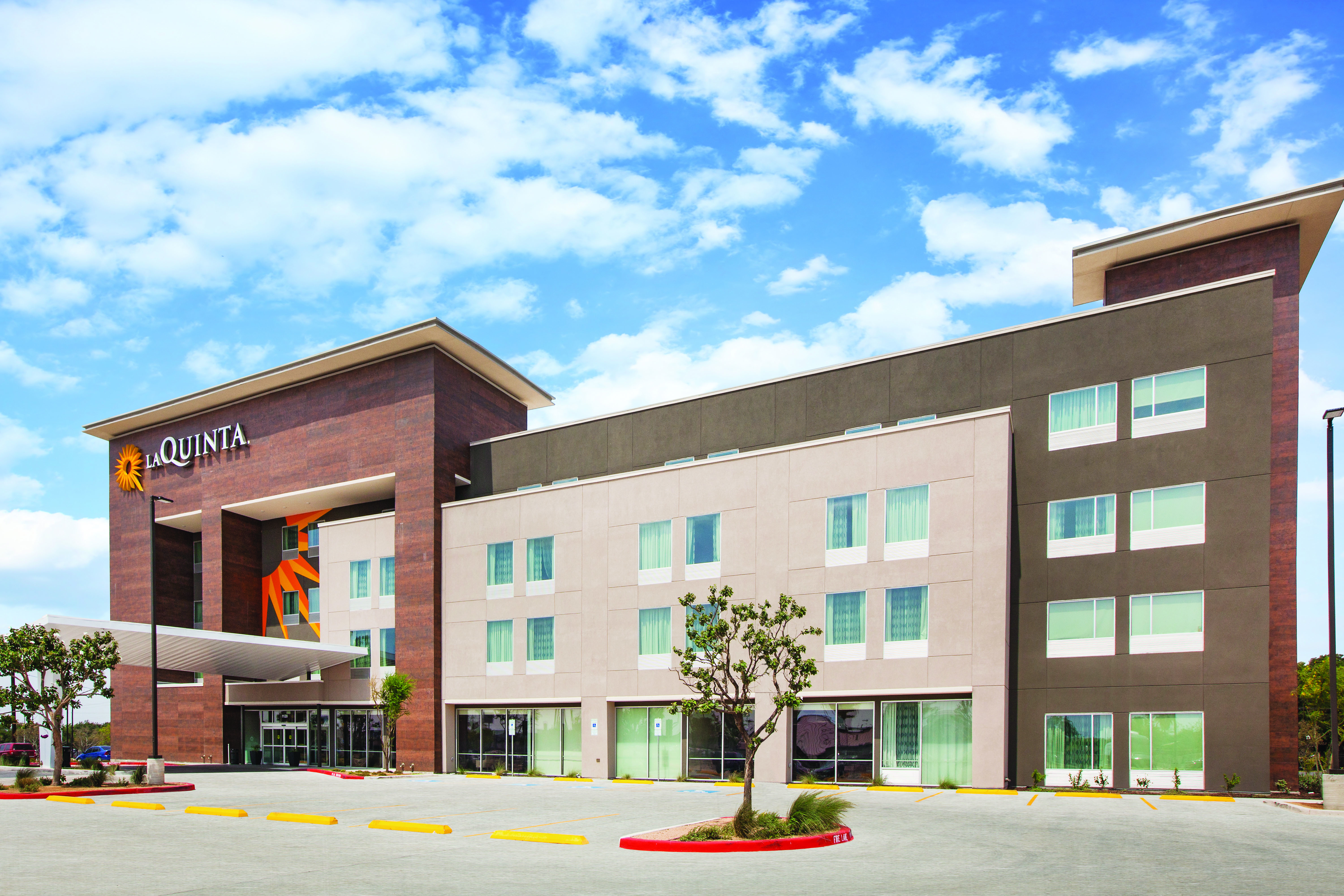 Exterior of La Quinta Inn & Suites by Wyndham Bardstown hotel in Bardstown, Kentucky