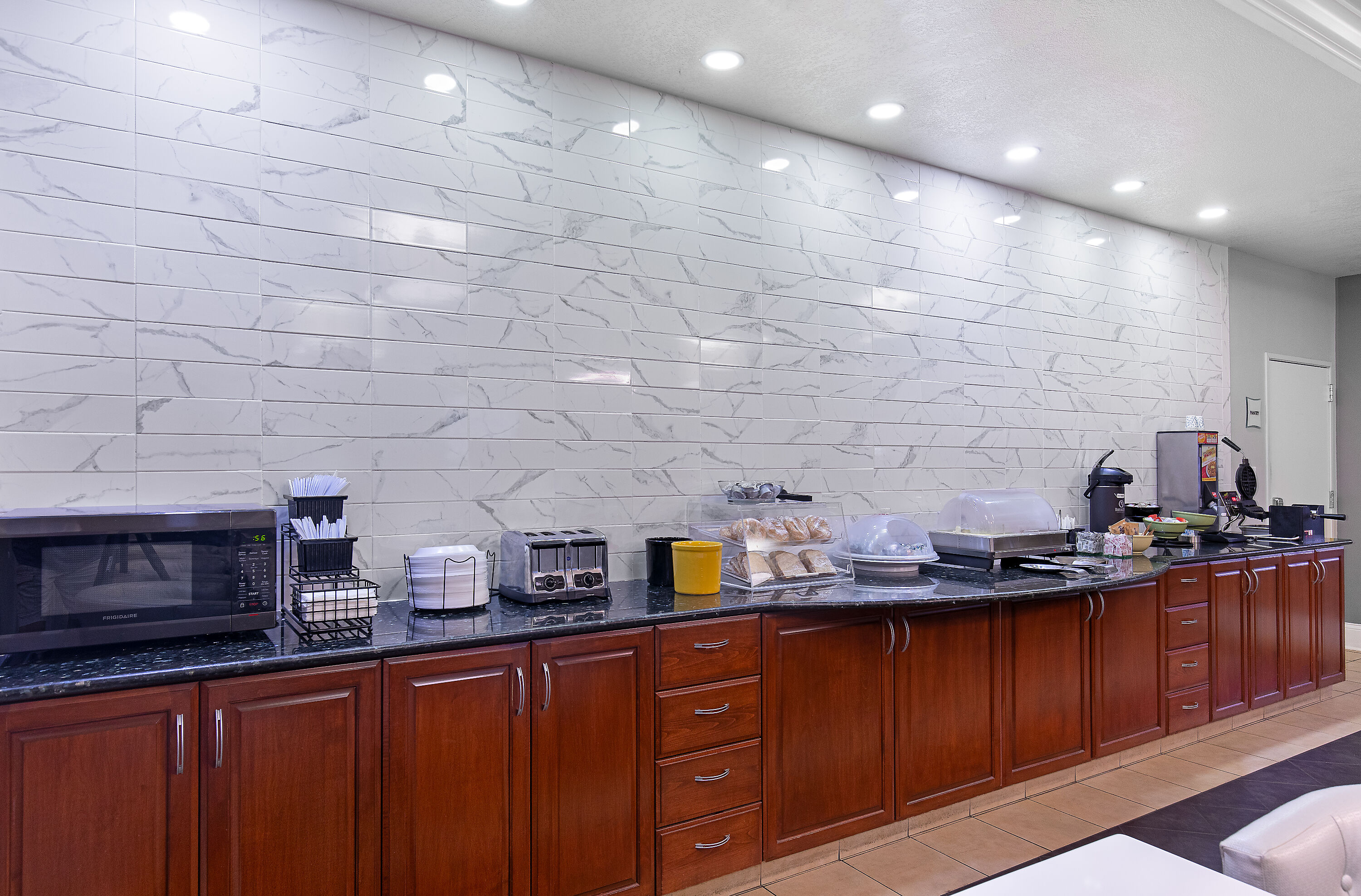 La Quinta Inn & Suites by Wyndham Bowling Green business center feature in Bowling Green, Kentucky