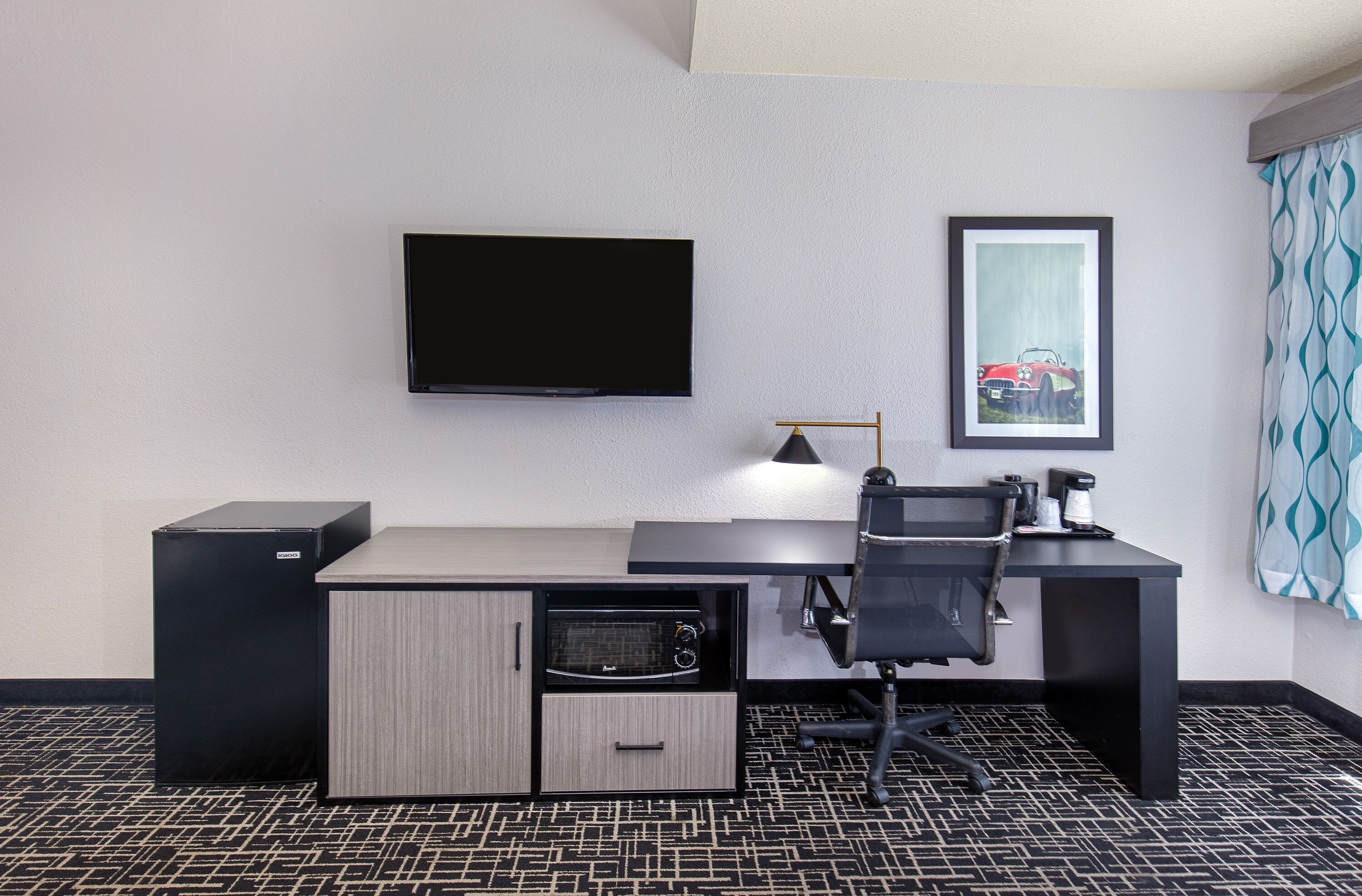 Guest room at the La Quinta Inn & Suites by Wyndham Bowling Green in Bowling Green, Kentucky