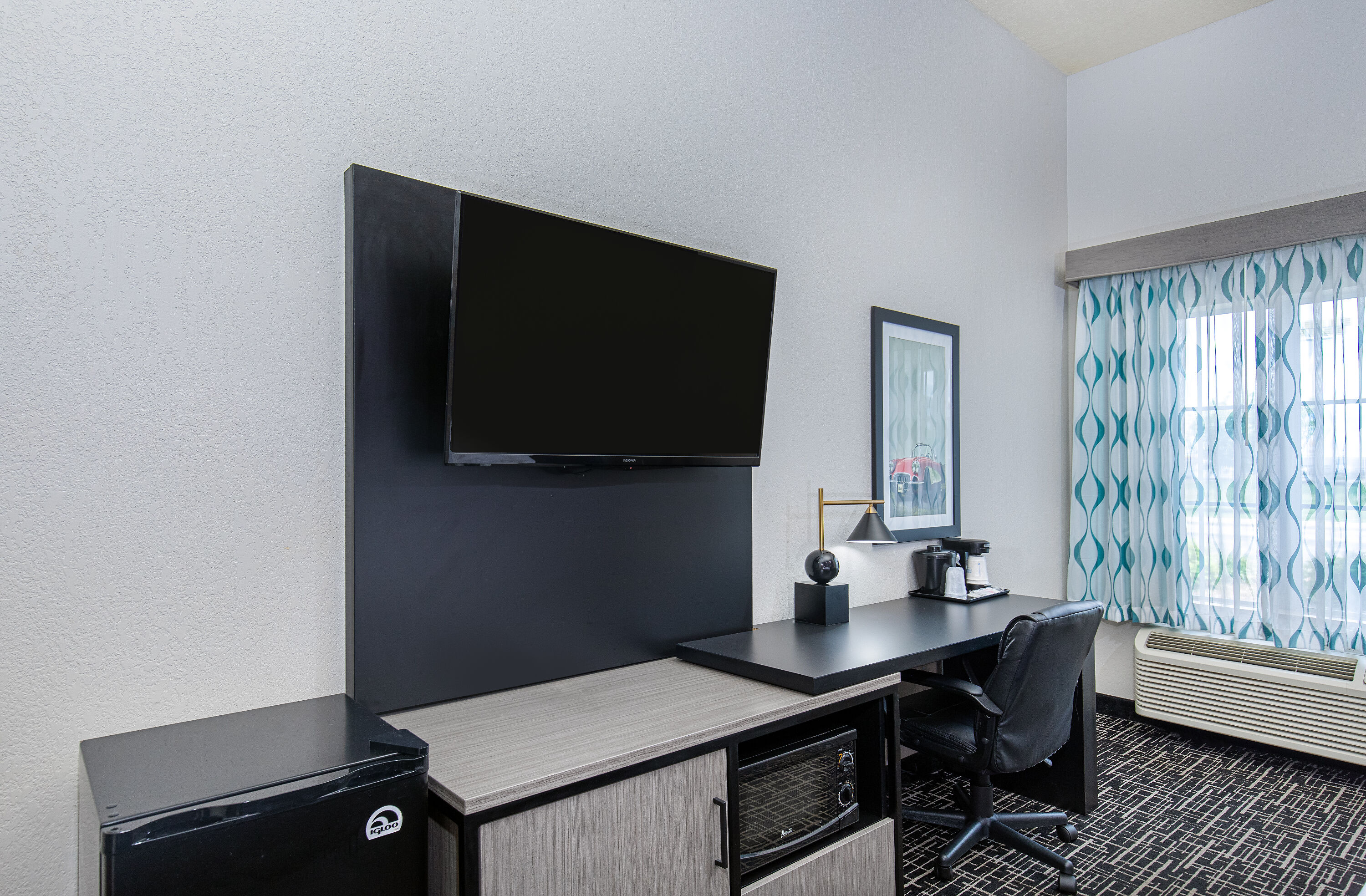 Guest room at the La Quinta Inn & Suites by Wyndham Bowling Green in Bowling Green, Kentucky