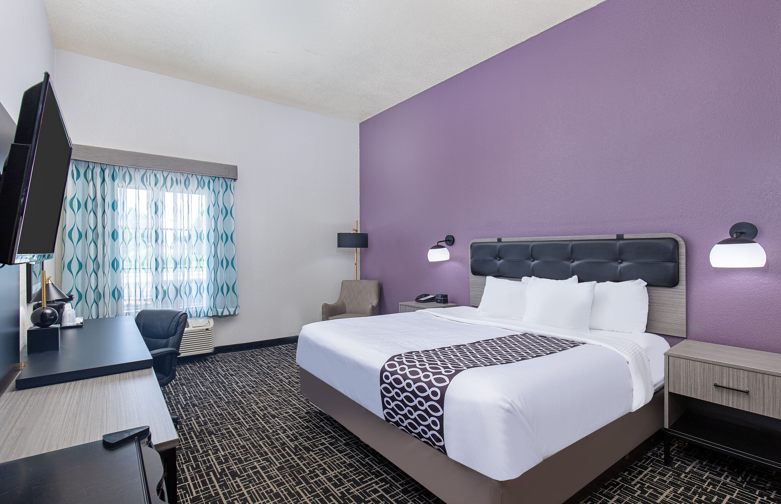 Guest room at the La Quinta Inn & Suites by Wyndham Bowling Green in Bowling Green, Kentucky