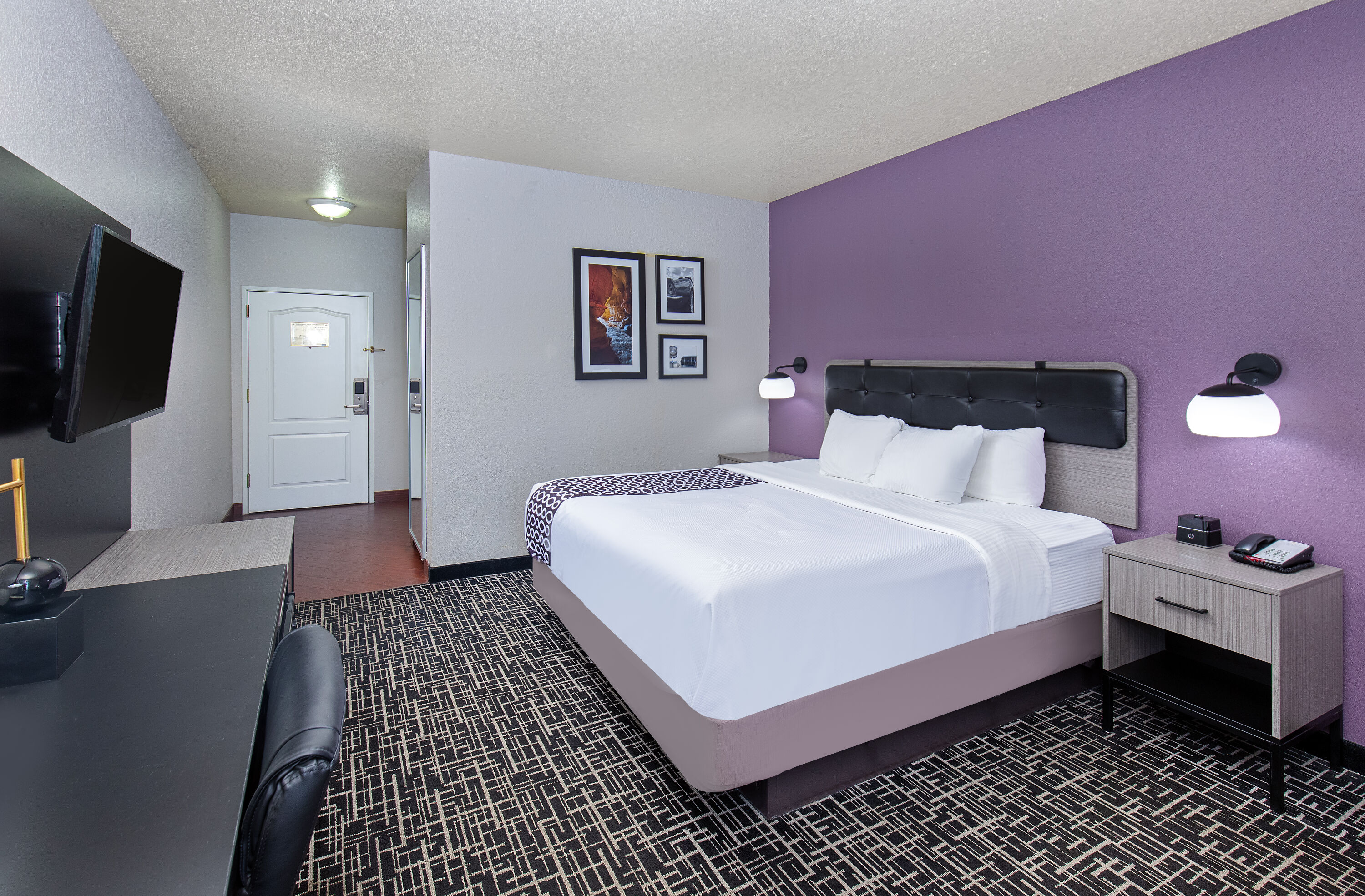 Guest room at the La Quinta Inn & Suites by Wyndham Bowling Green in Bowling Green, Kentucky