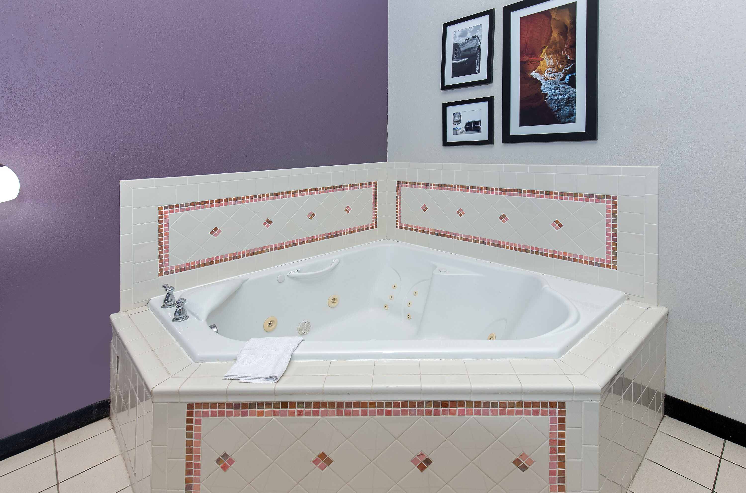 La Quinta Inn & Suites by Wyndham Bowling Green hot tub suite in Bowling Green, Kentucky