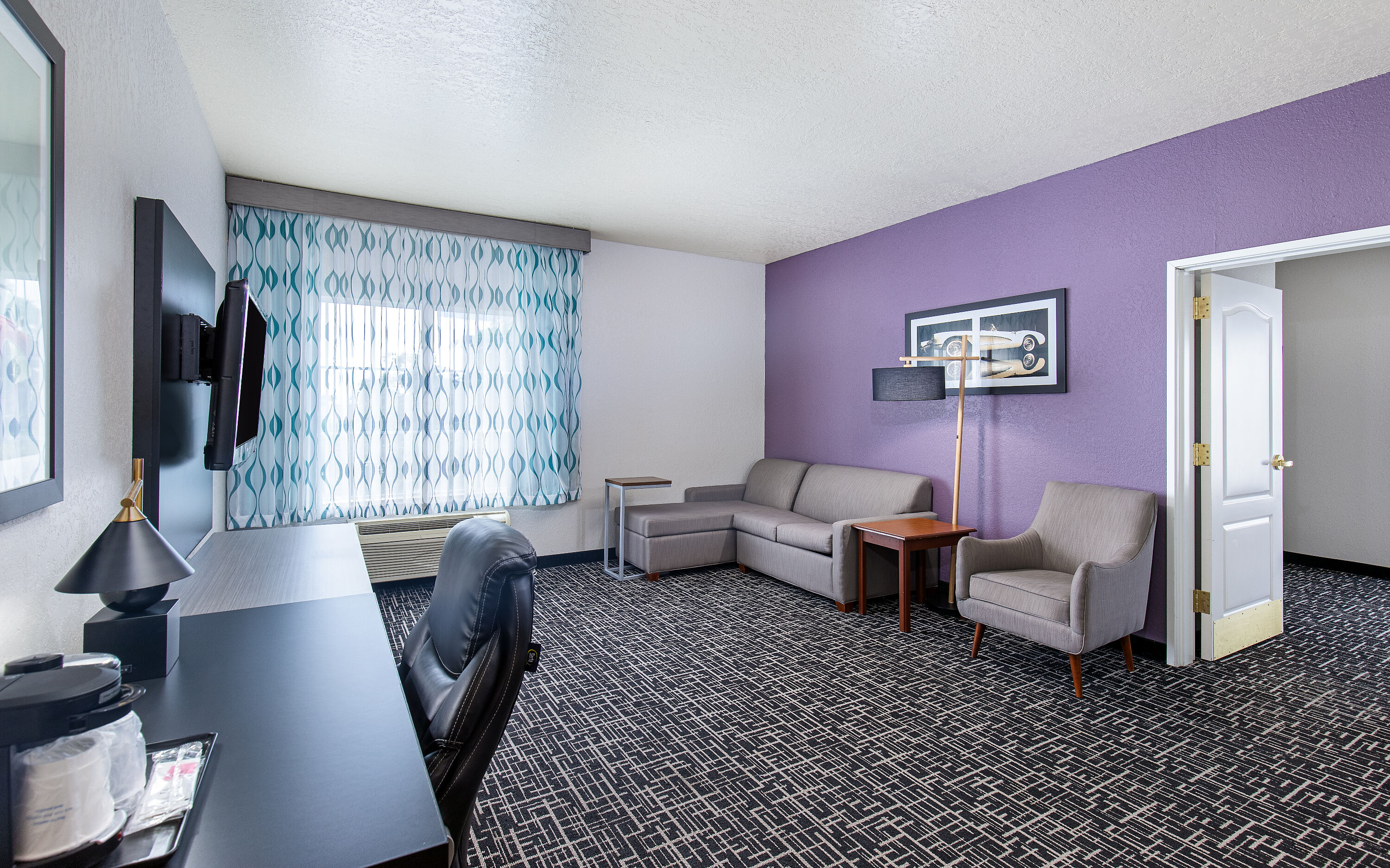 La Quinta Inn & Suites by Wyndham Bowling Green suite in Bowling Green, Kentucky