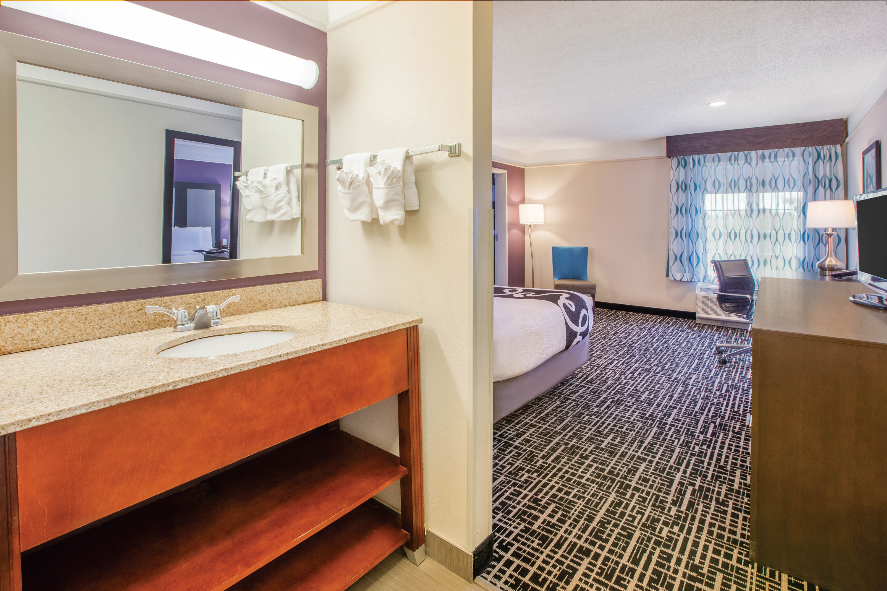 Guest room bath at the La Quinta Inn & Suites by Wyndham Cincinnati Airpt Florence in Florence, Kentucky