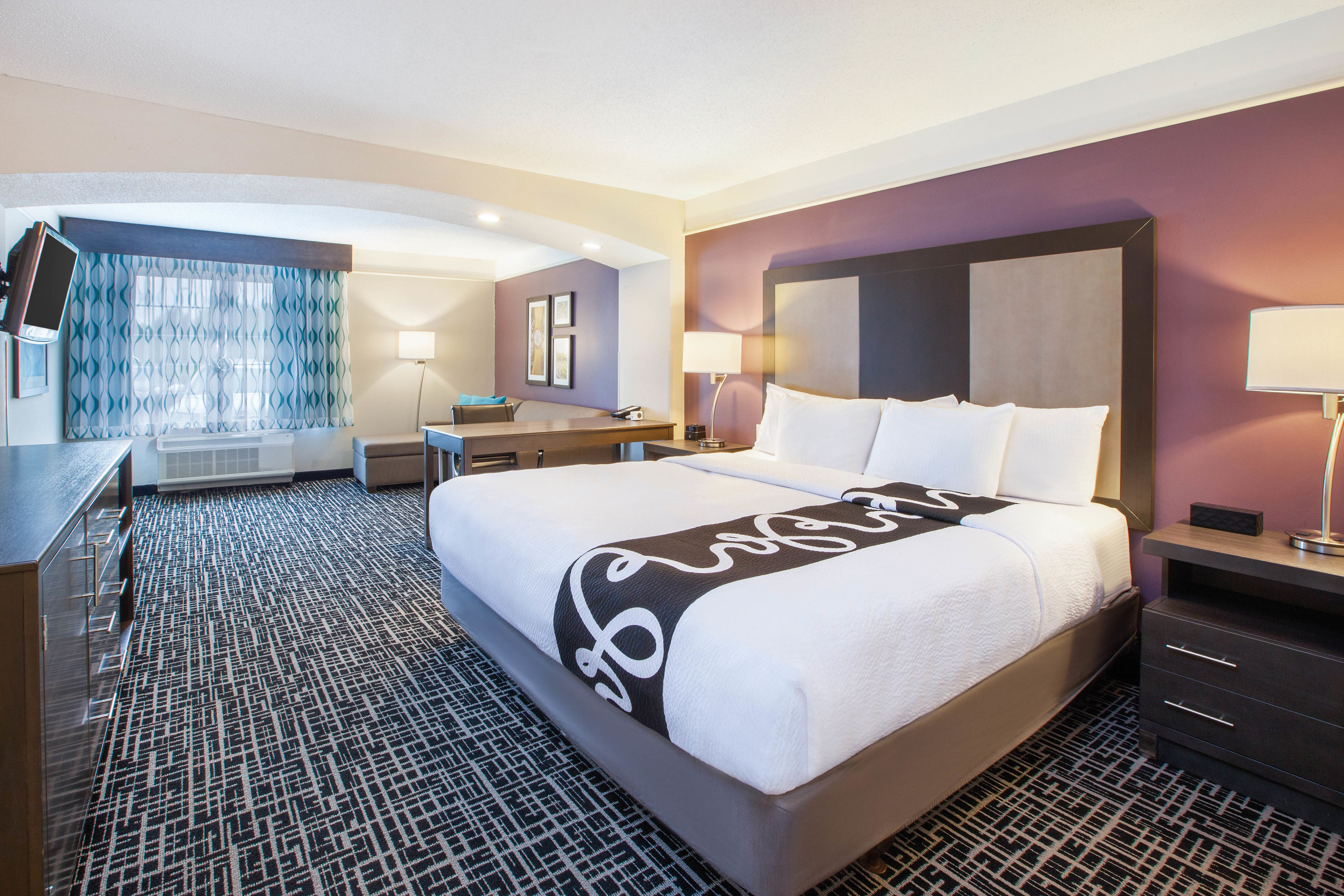 Guest room at the La Quinta Inn & Suites by Wyndham Cincinnati Airpt Florence in Florence, Kentucky