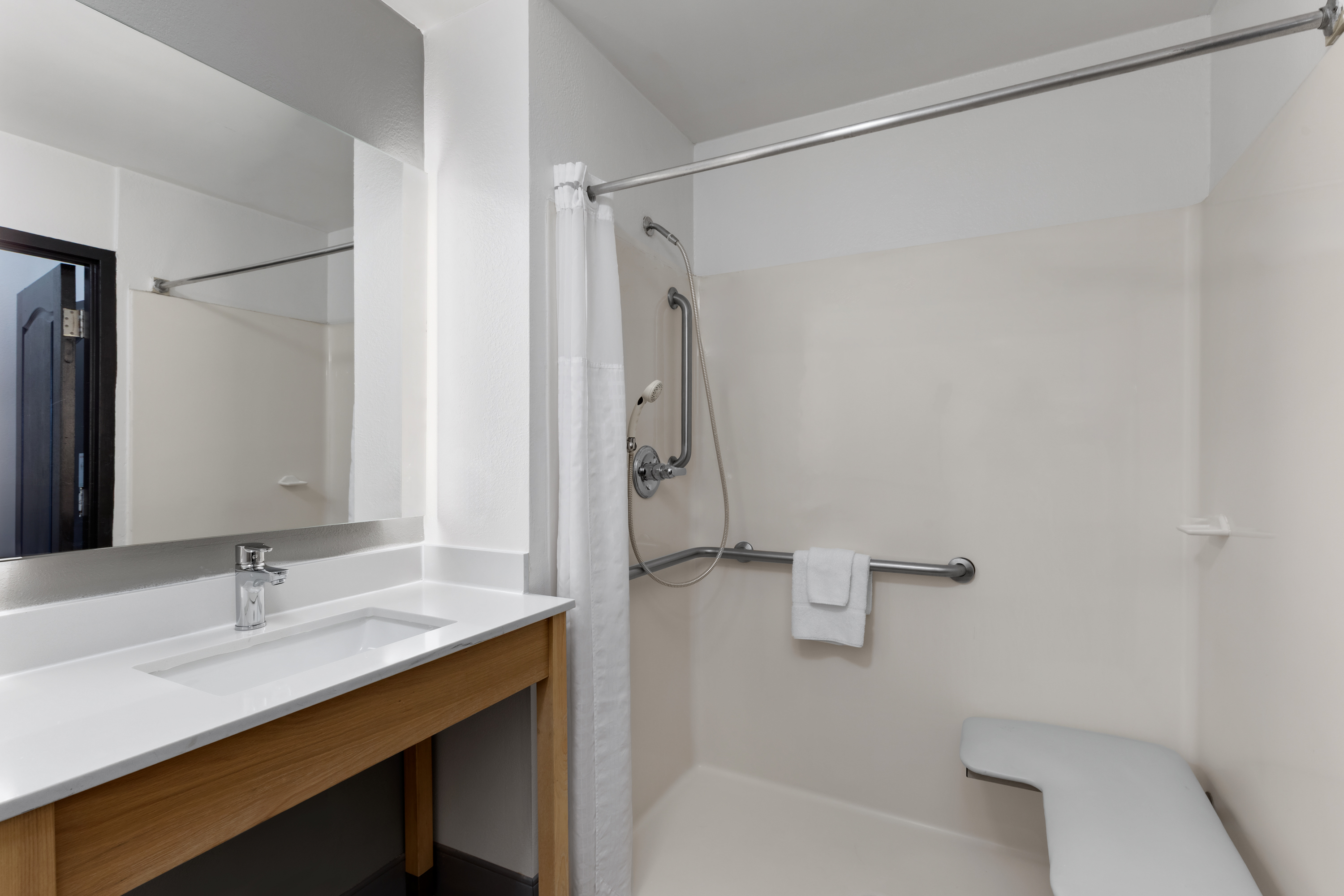 Guest room bath at the La Quinta Inn & Suites by Wyndham Lexington South / Hamburg in Lexington, Kentucky