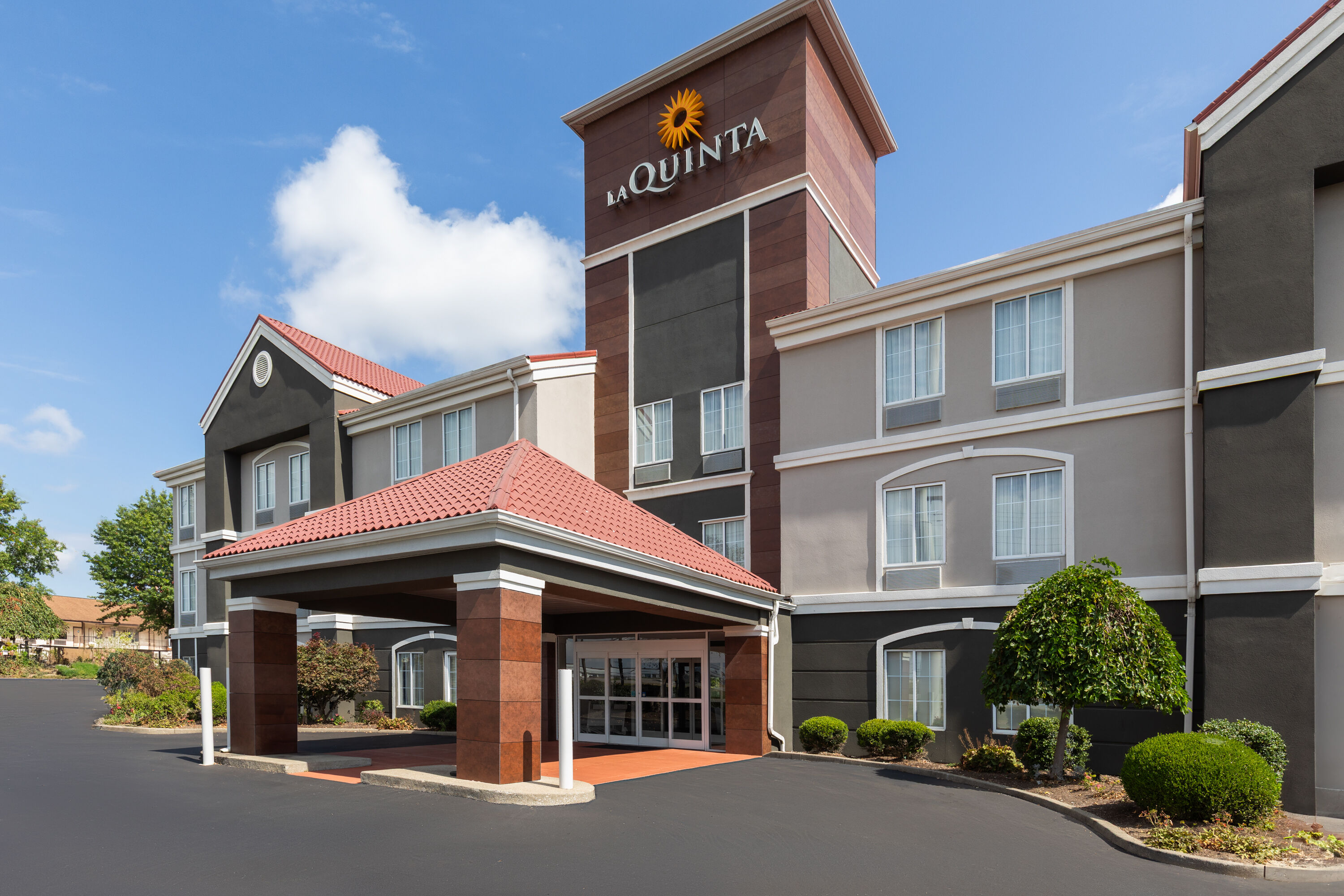 Exterior Day Image of La Quinta Inn & Suites by Wyndham Lexington South / Hamburg hotel in Lexington, Kentucky