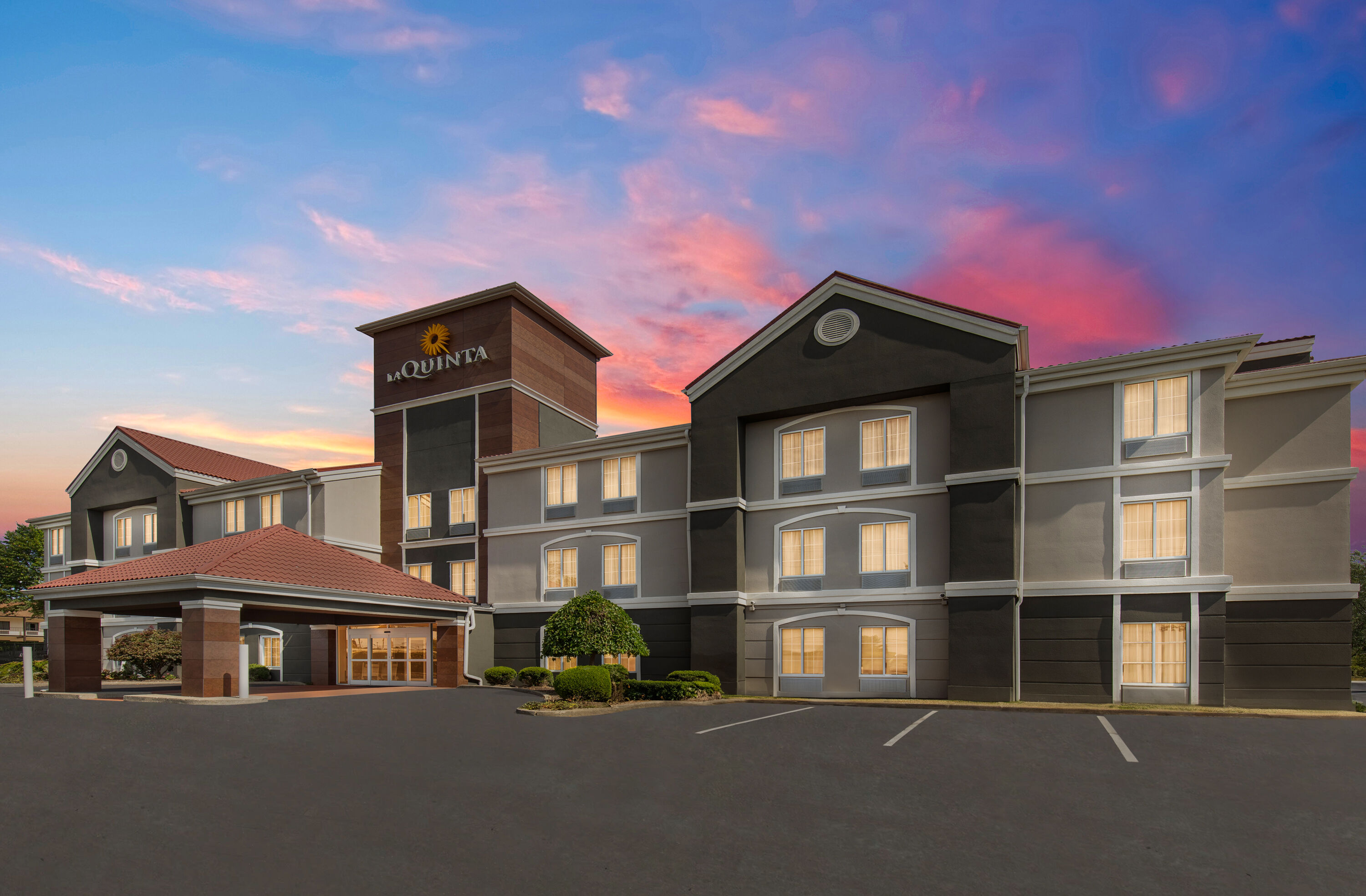 Exterior Dusk Image of La Quinta Inn & Suites by Wyndham Lexington South / Hamburg hotel in Lexington, Kentucky