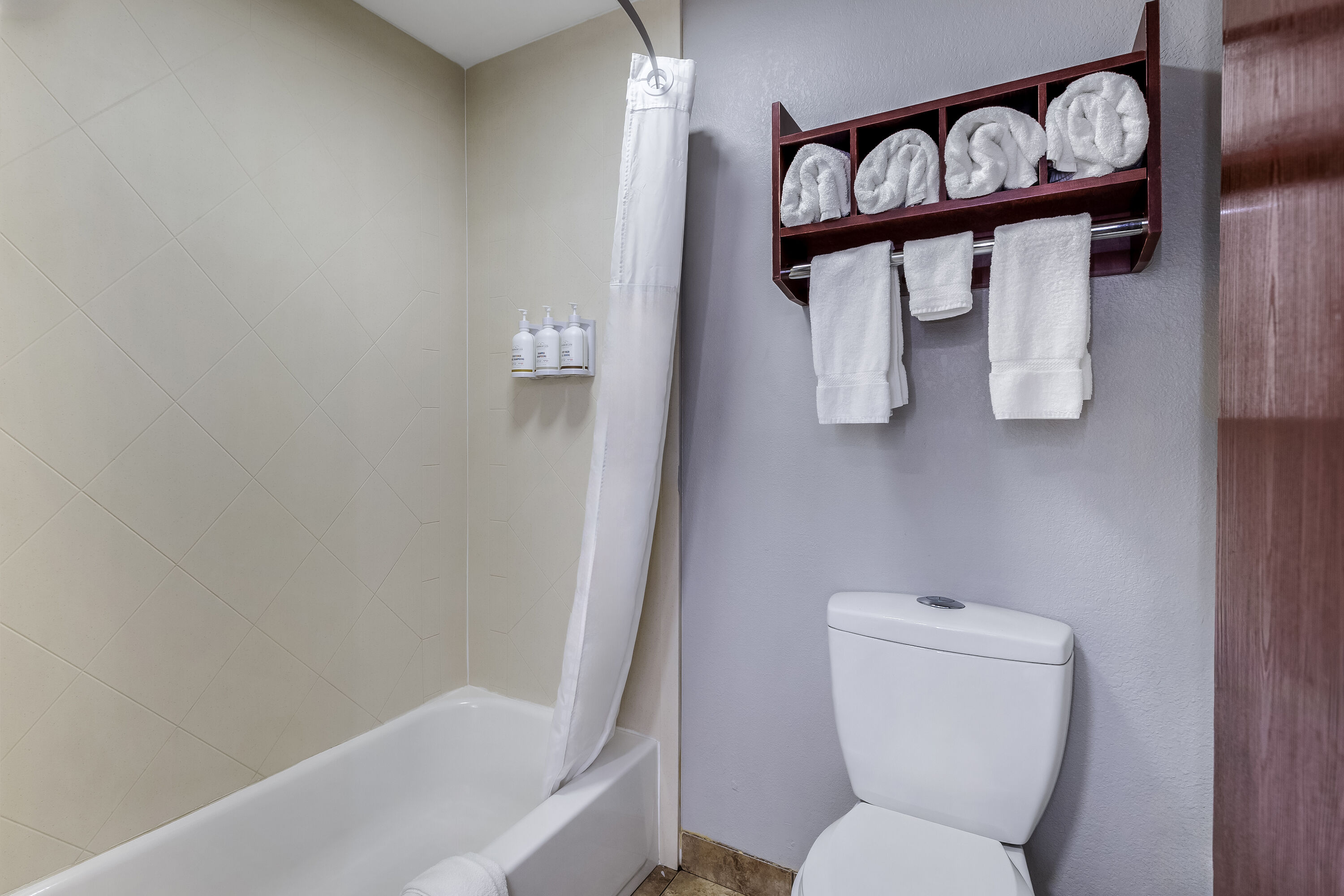 Guest room bath at the La Quinta Inn & Suites by Wyndham Louisville East in Louisville, Kentucky