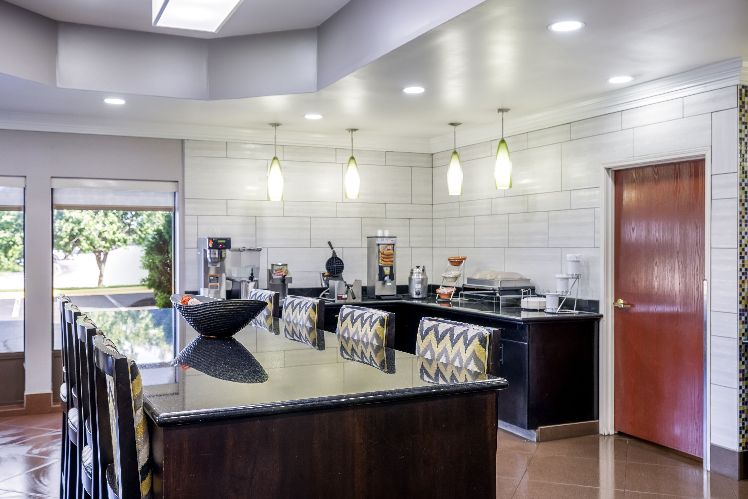 La Quinta Inn & Suites by Wyndham Louisville East restaurant breakfast area with seating in Louisville, Kentucky