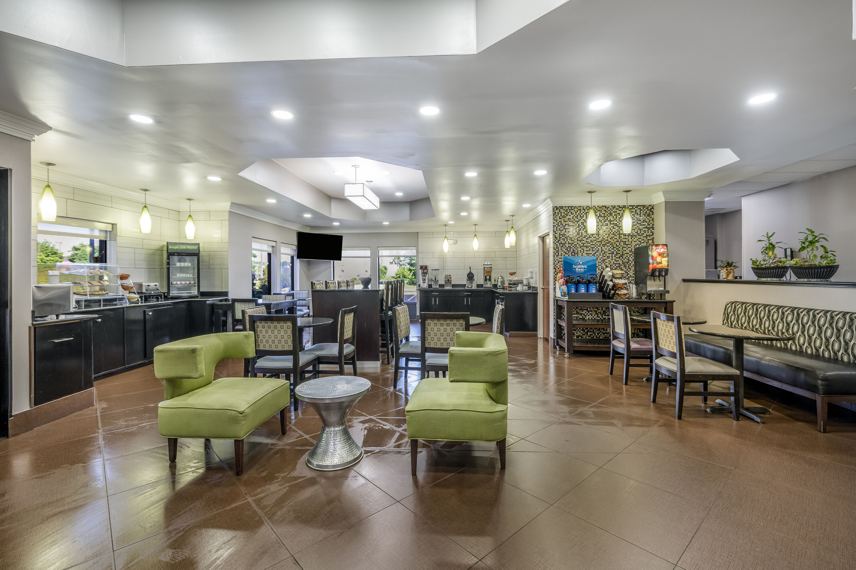 La Quinta Inn & Suites by Wyndham Louisville East restaurant breakfast area with seating in Louisville, Kentucky