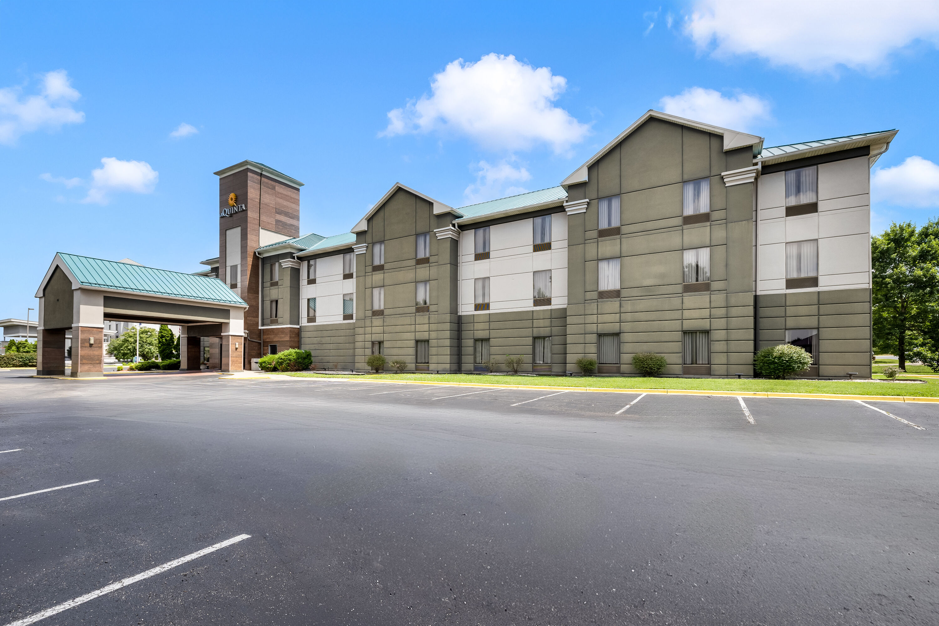 Exterior Day Image of La Quinta Inn & Suites by Wyndham Louisville East hotel in Louisville, Kentucky