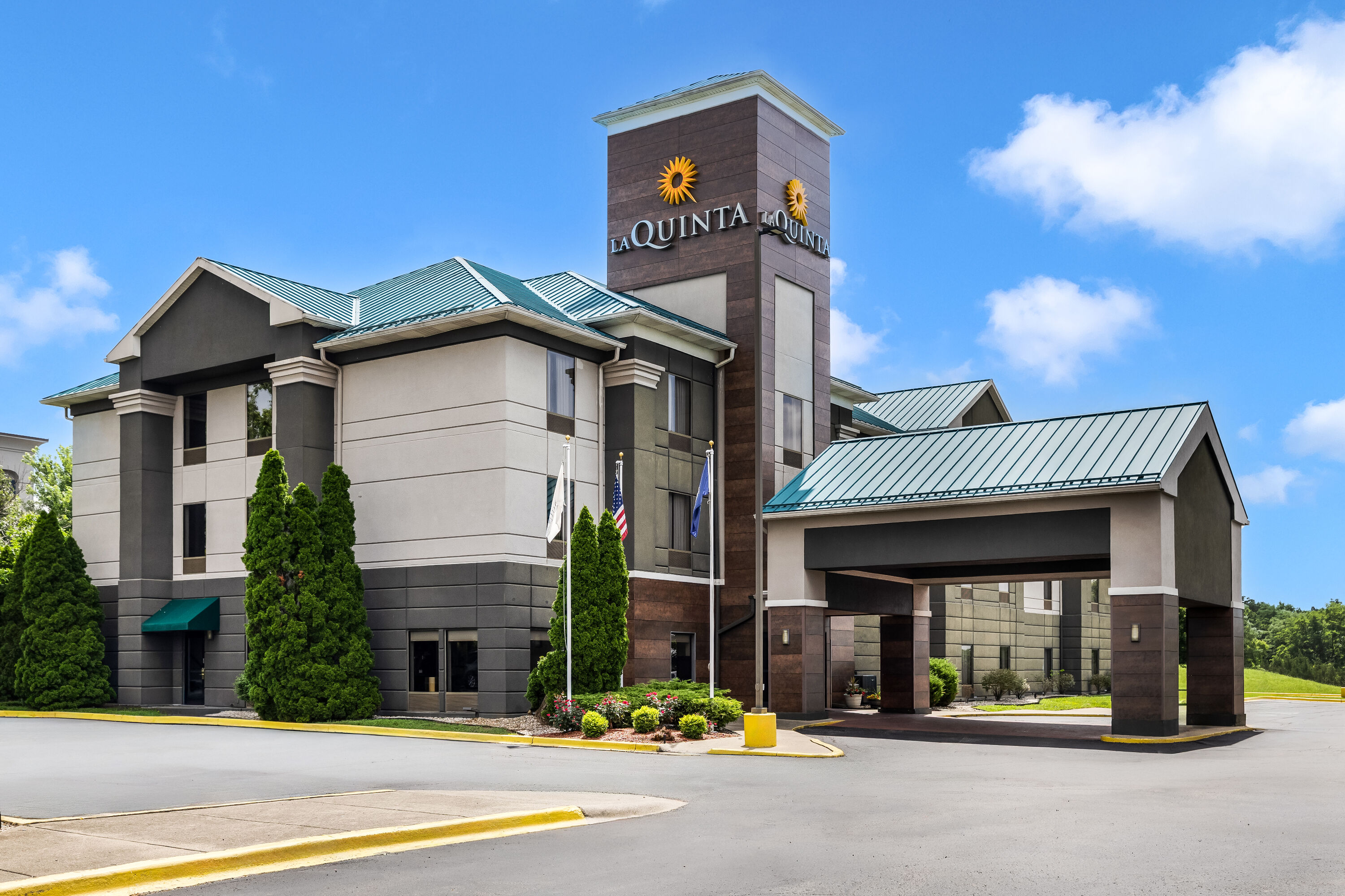 Exterior Day Image of La Quinta Inn & Suites by Wyndham Louisville East hotel in Louisville, Kentucky