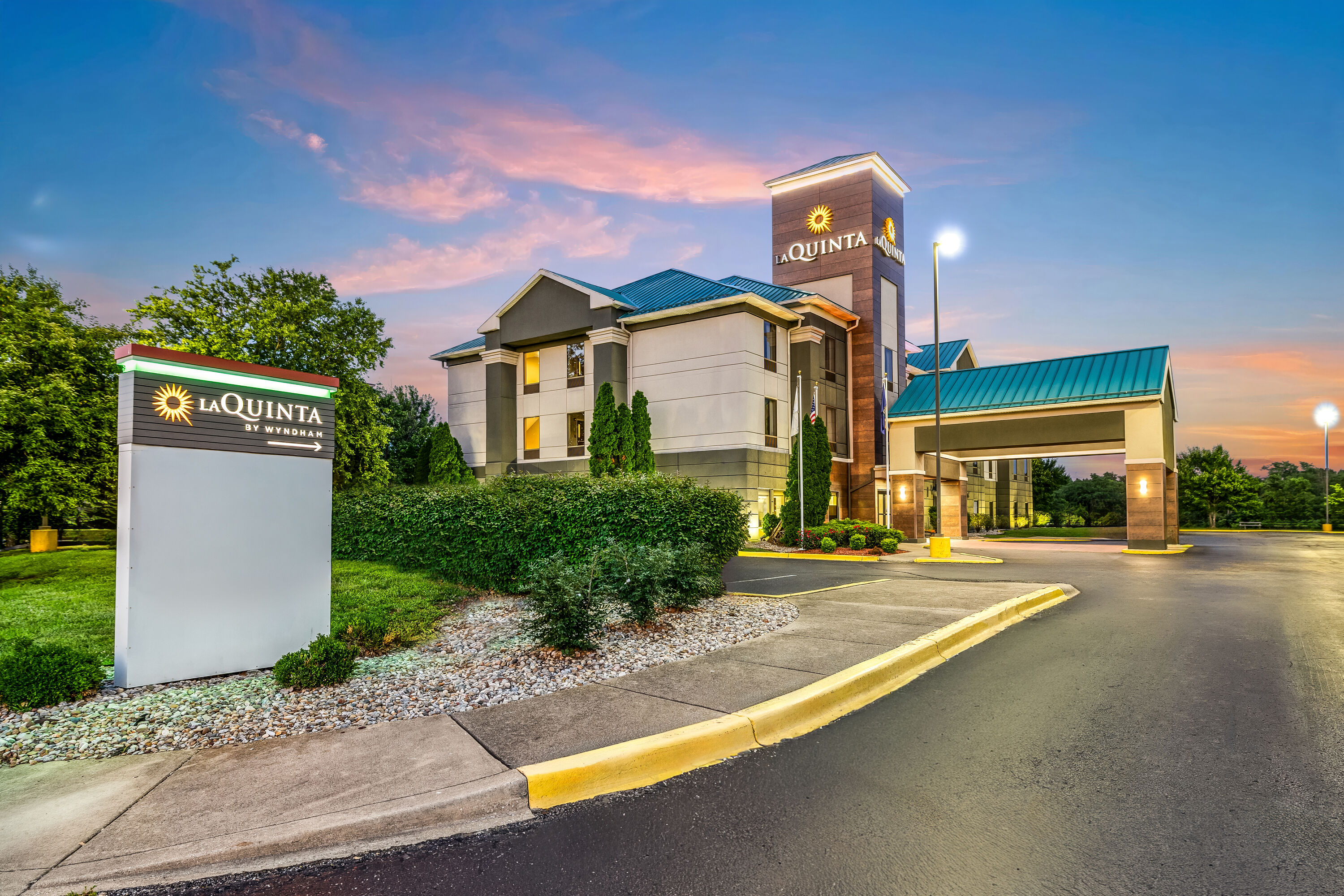 Exterior Dusk Image of La Quinta Inn & Suites by Wyndham Louisville East hotel in Louisville, Kentucky