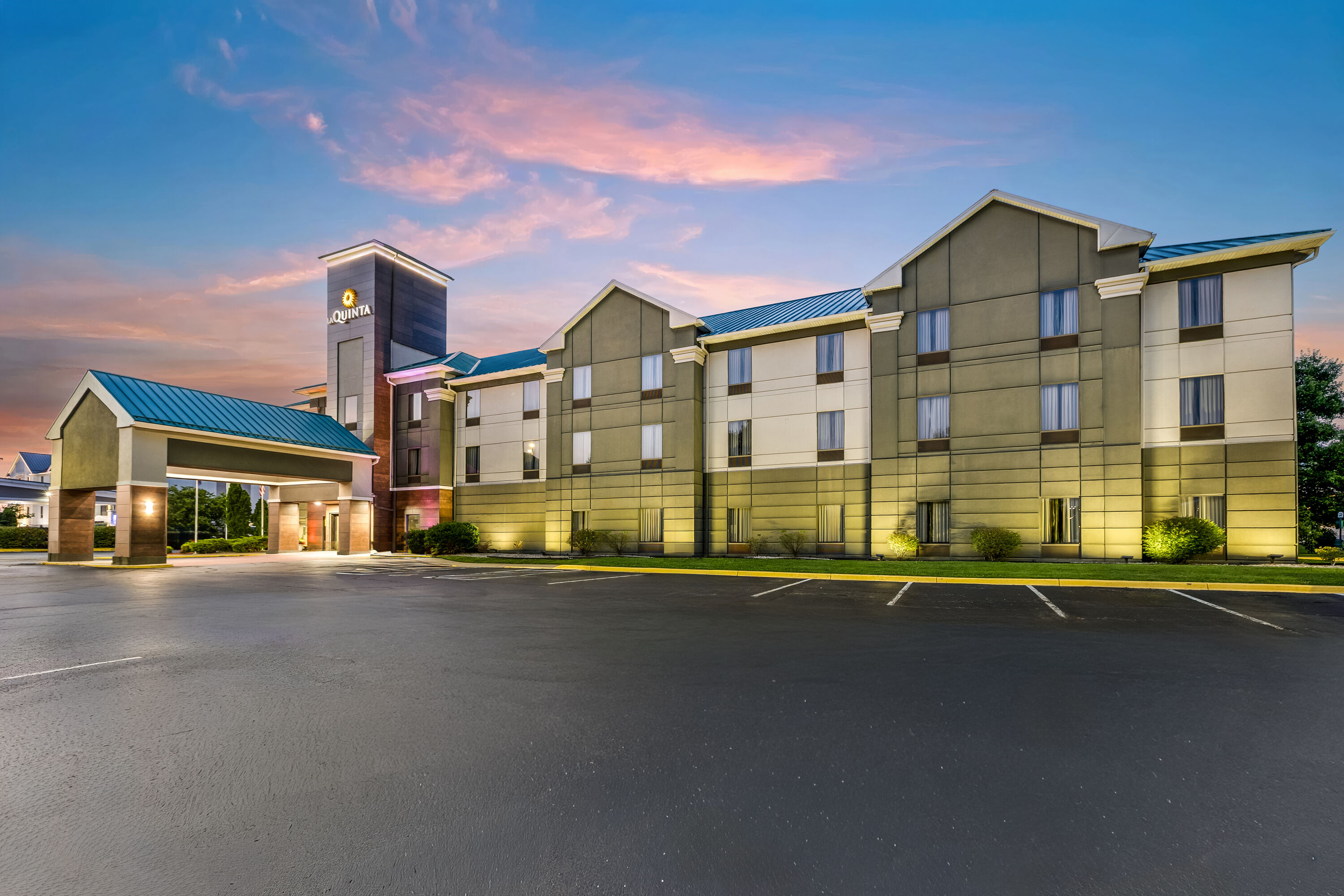Exterior Dusk Image of La Quinta Inn & Suites by Wyndham Louisville East hotel in Louisville, Kentucky