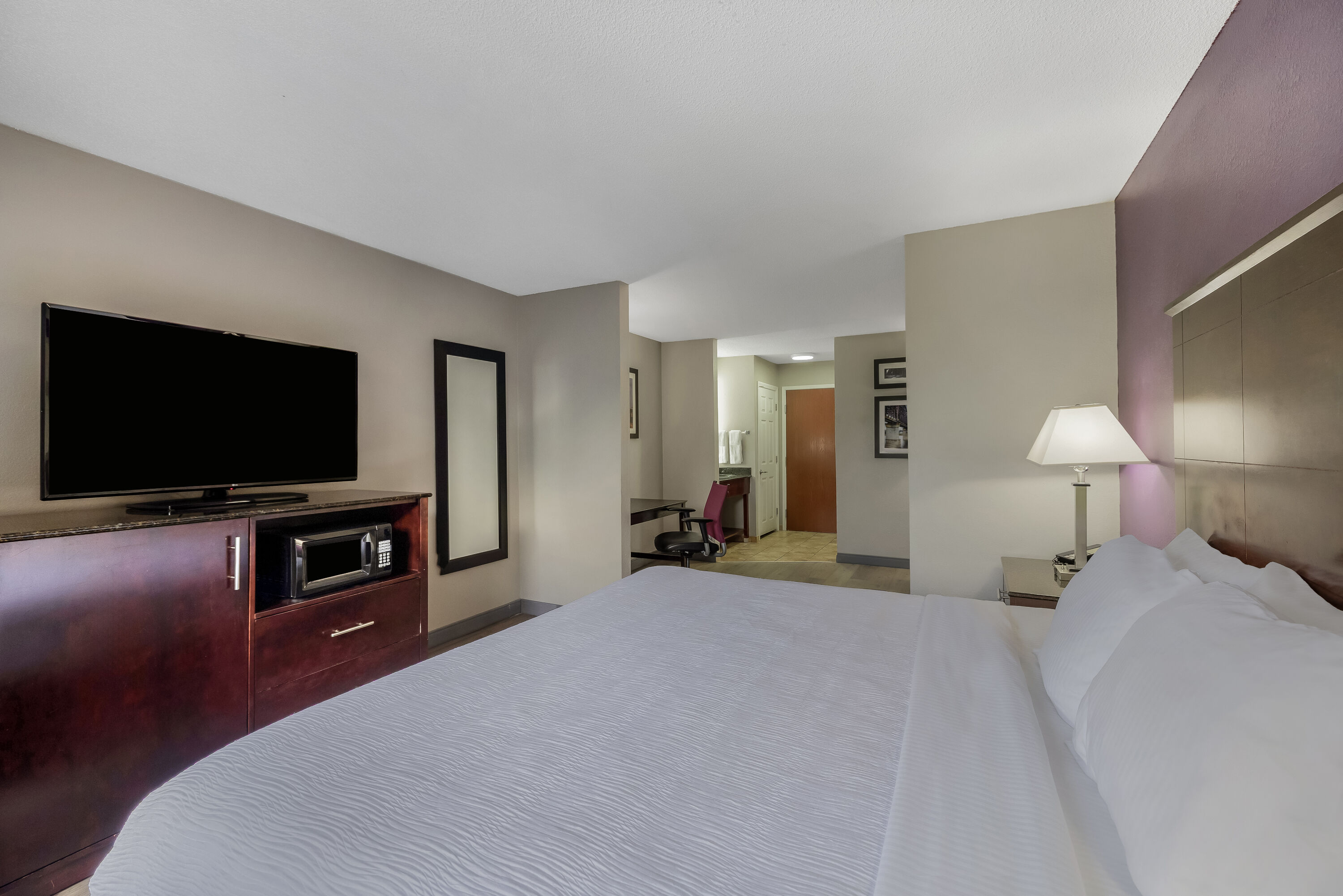 King bed guest room at the La Quinta Inn & Suites by Wyndham Louisville East in Louisville, Kentucky
