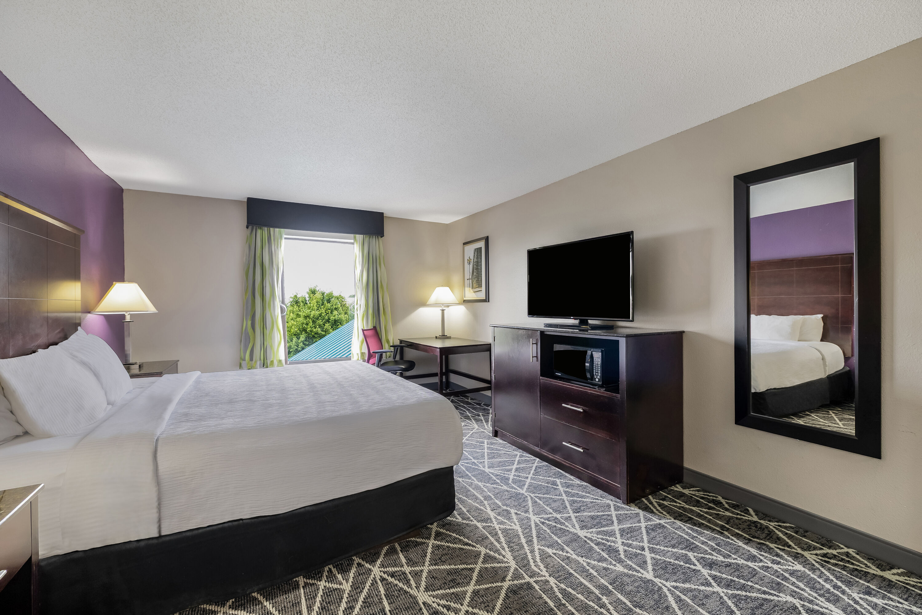 King bed guest room at the La Quinta Inn & Suites by Wyndham Louisville East in Louisville, Kentucky