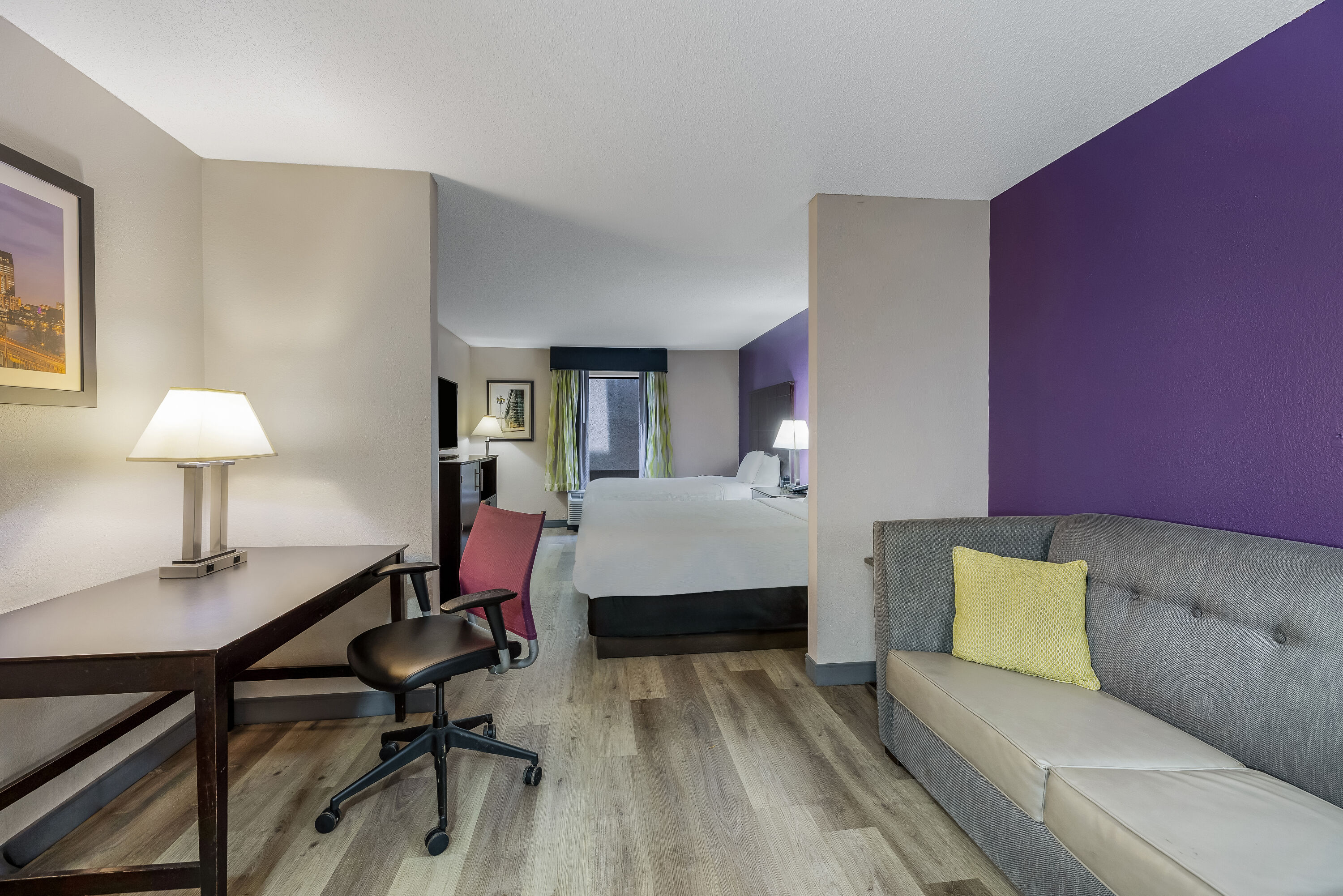Queen bed guest room at the La Quinta Inn & Suites by Wyndham Louisville East in Louisville, Kentucky