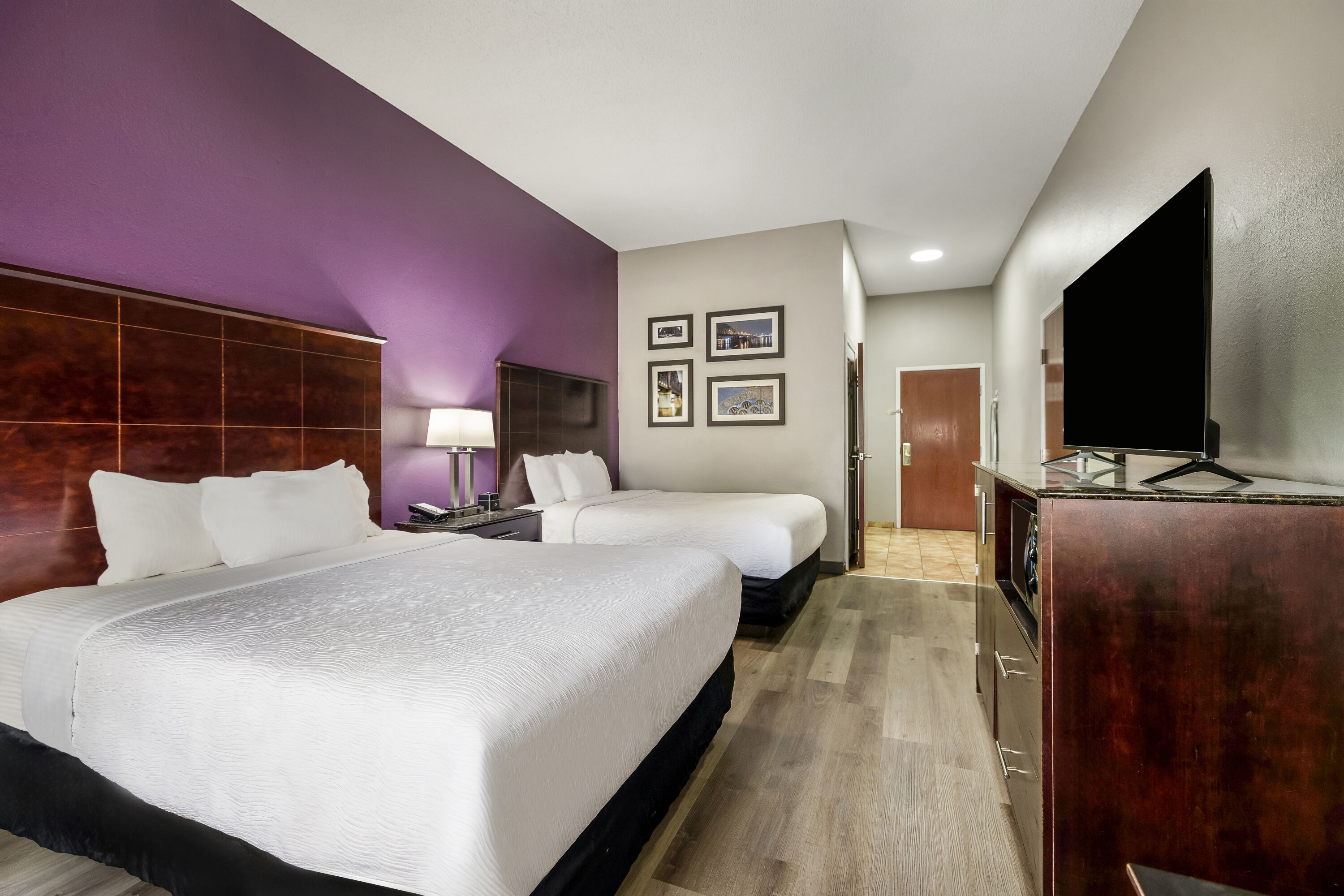 Queen bed guest room at the La Quinta Inn & Suites by Wyndham Louisville East in Louisville, Kentucky