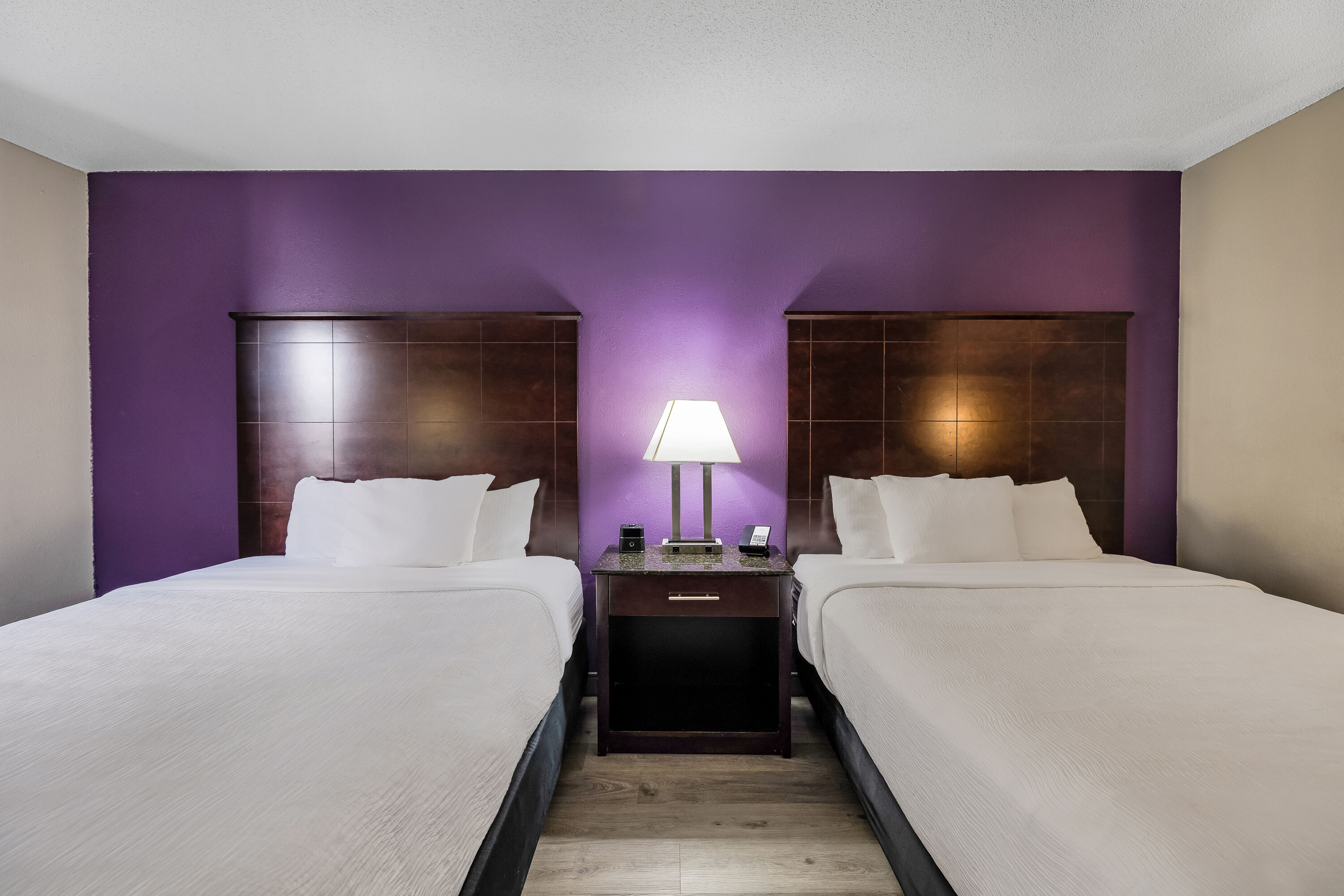 Queen bed guest room at the La Quinta Inn & Suites by Wyndham Louisville East in Louisville, Kentucky