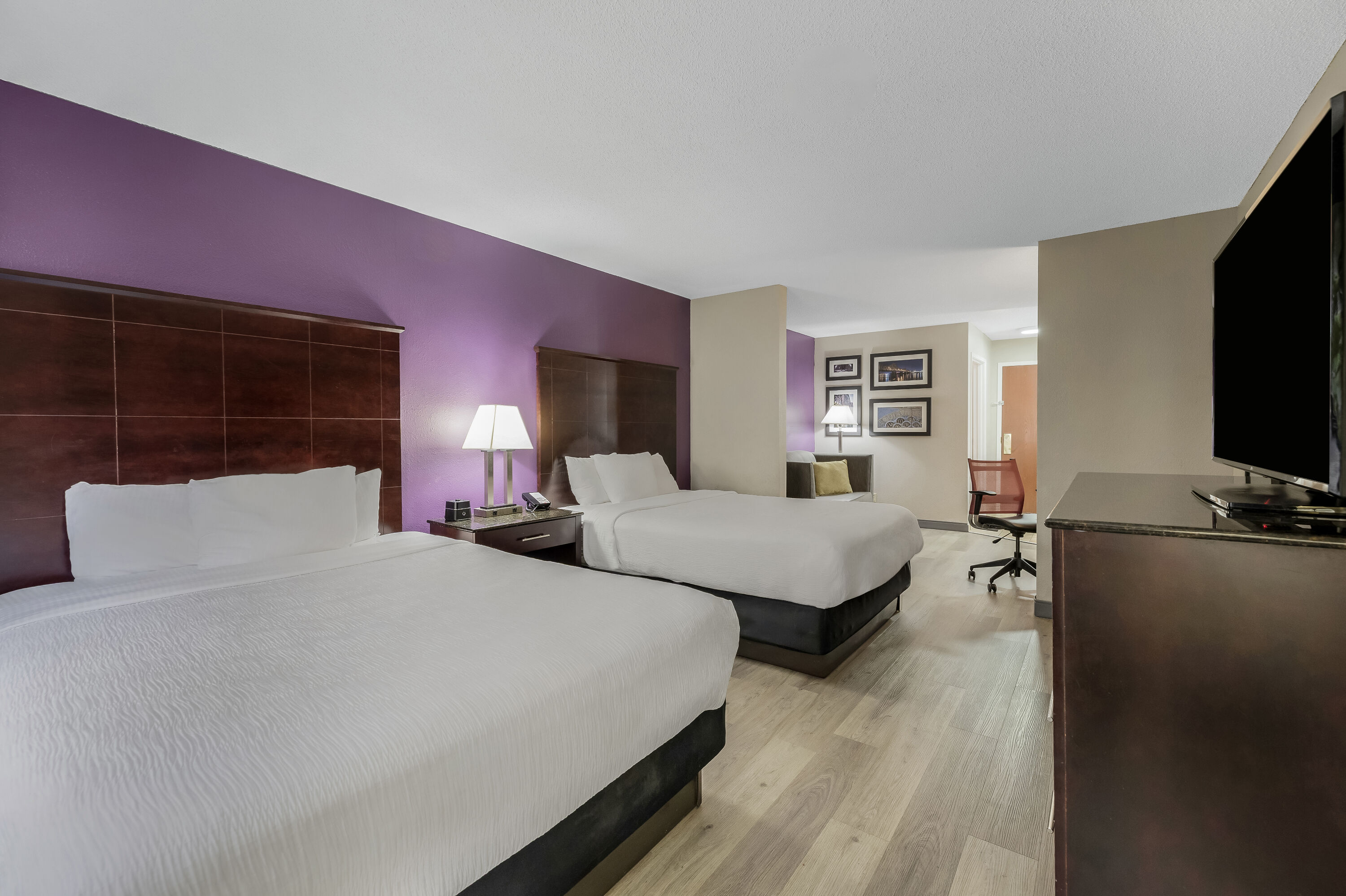 Queen bed guest room at the La Quinta Inn & Suites by Wyndham Louisville East in Louisville, Kentucky